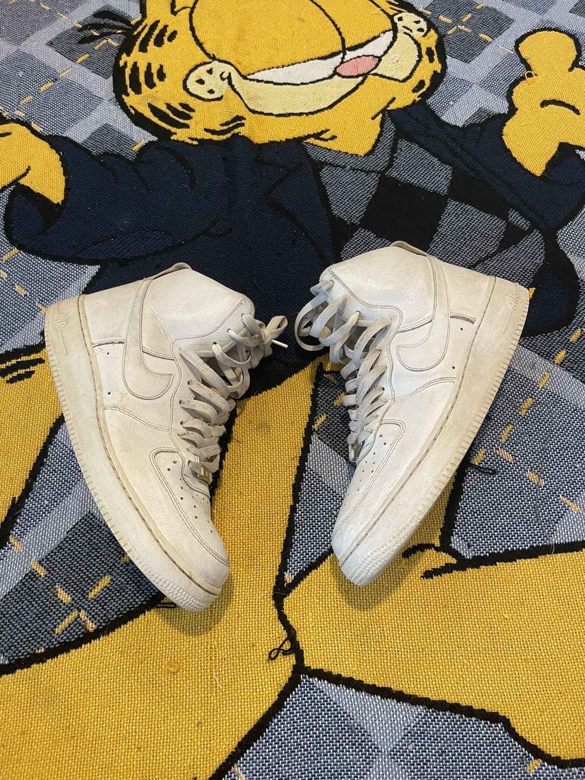 Nike Vintage Nike Air Force High Triple White Shoes Size US 9 / EU 42 - 2 Thumbnail