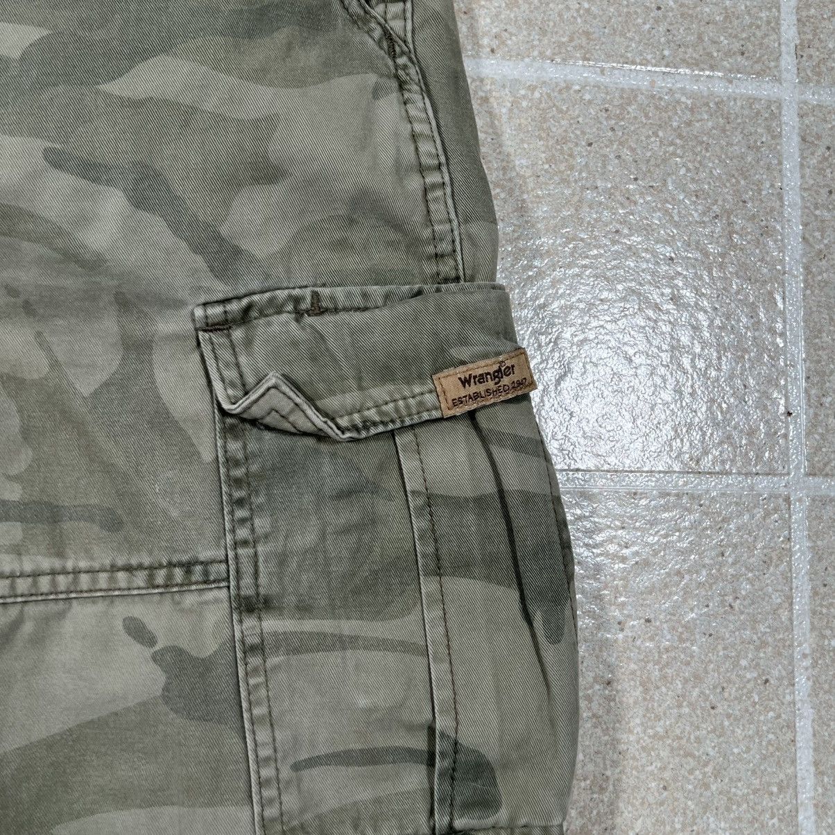 Wrangler Wrangler Cargo Shorts Camo Camouflage Utility Shorts size 34 Size US 34 / EU 50 - 2 Thumbnail