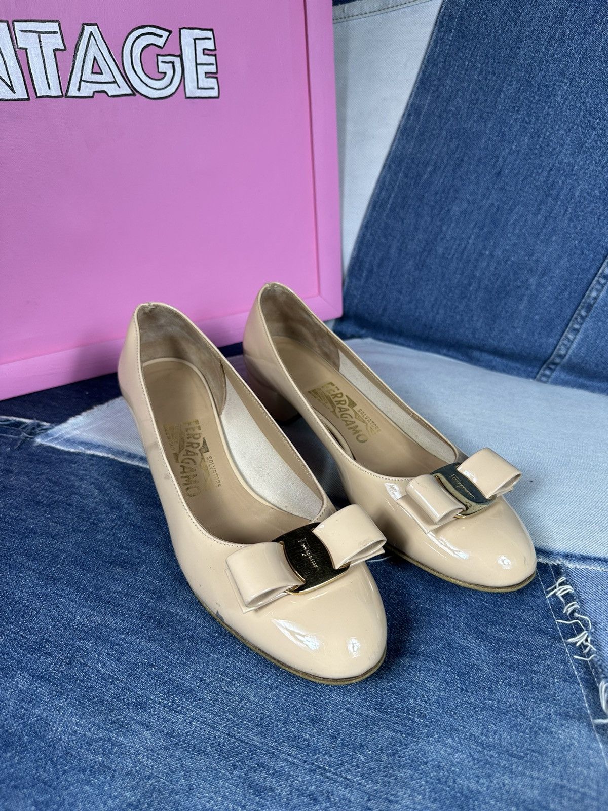 Salvatore Ferragamo Salvatore Ferragamo Vara Pump Heel Bow Beige Patent Leather Size US 6.5 / IT 36.5 - 6 Thumbnail