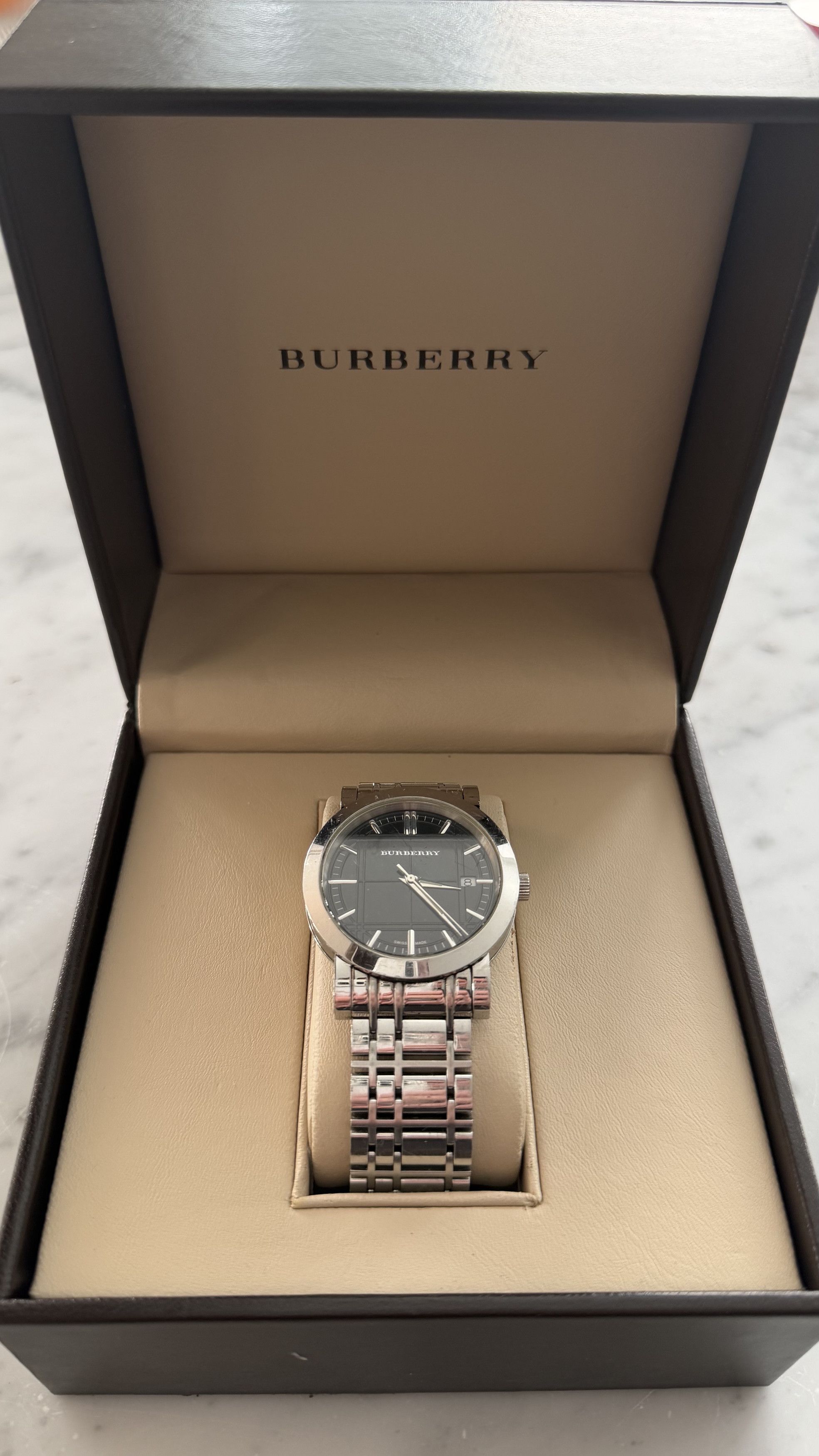 Burberry BURBERRY SILVER HERITAGE STAINLESS STEEL BLACK DIAL WATCH Size 38 - 2 Thumbnail