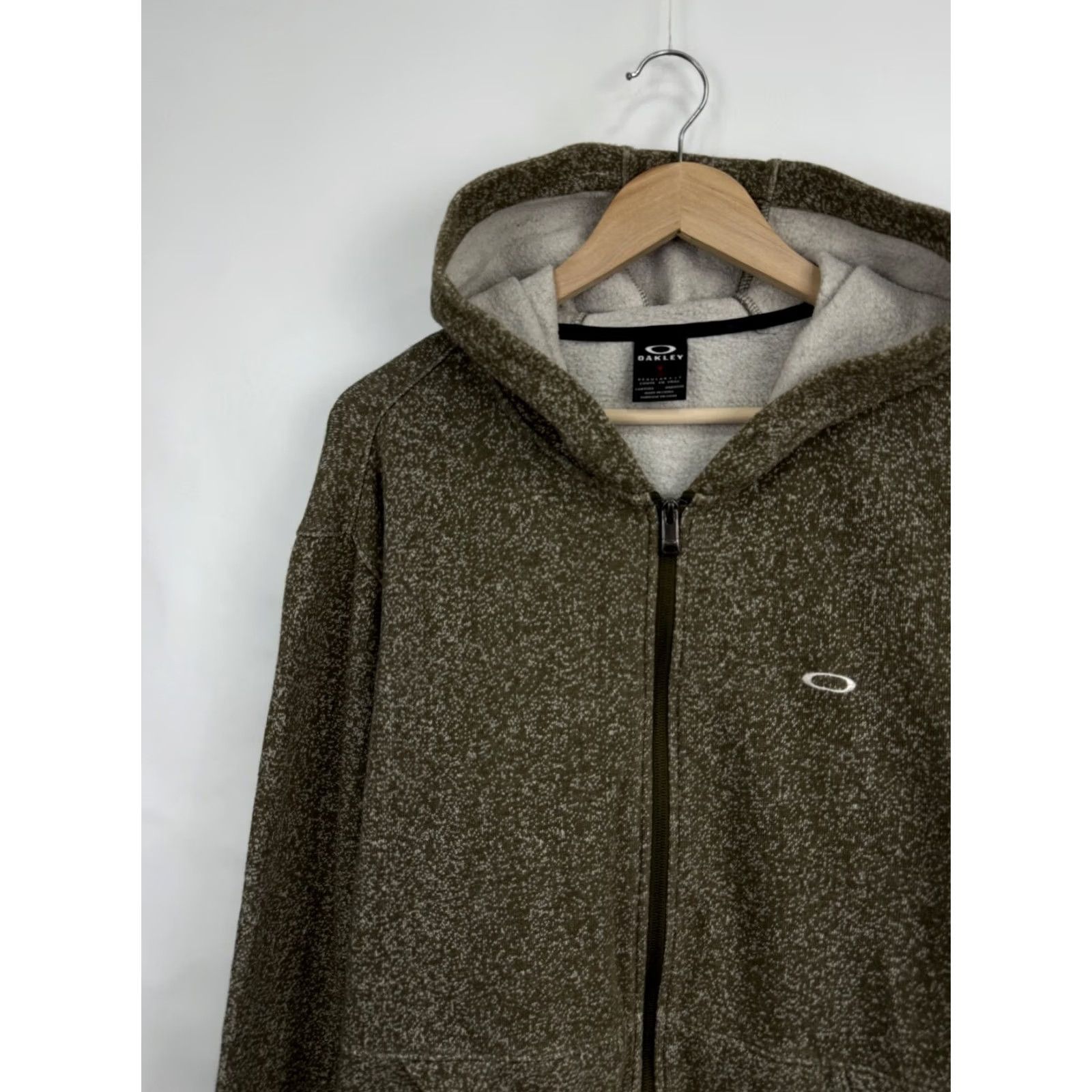 Oakley VINTAGE Oakley Hoodie Mens L Khaki Y2K Camouflage Military Style Rare Size Size US L / EU 52-54 / 3 - 3 Thumbnail