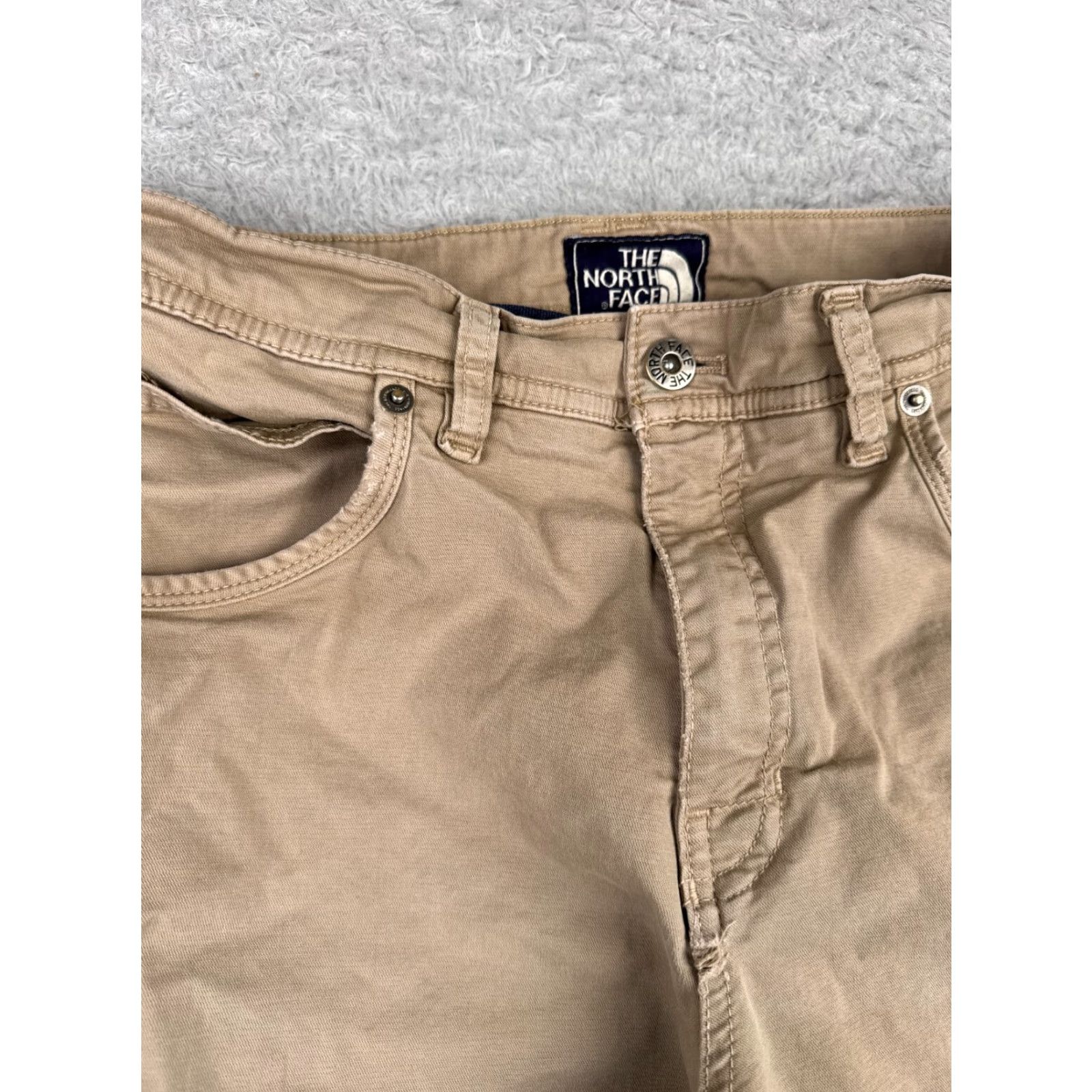 The North Face VINTAGE The North Face Shorts Mens Regular 30 Beige Cotton Twill 8 Inseam Casual Shell Logo Adjustable Waist Mens Size US 30 / EU 46 - 4 Thumbnail