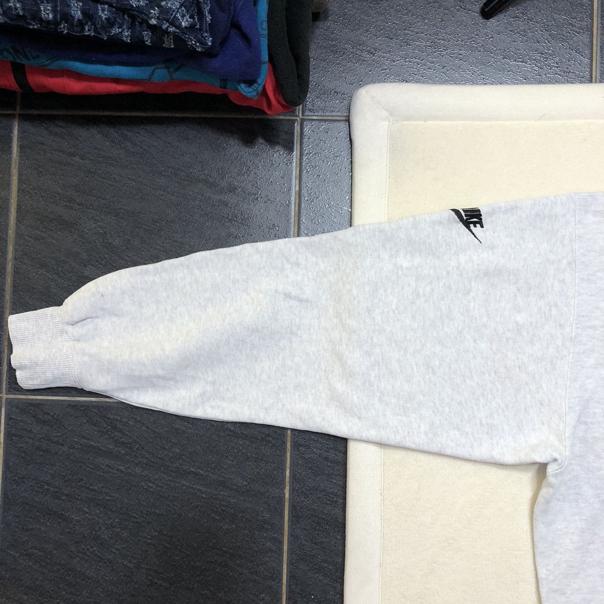 Nike × Vintage VINTAGE 90s NIKE Embroidered Spellout Logo Sweatshirt Size US M / EU 48-50 / 2 - 7 Thumbnail