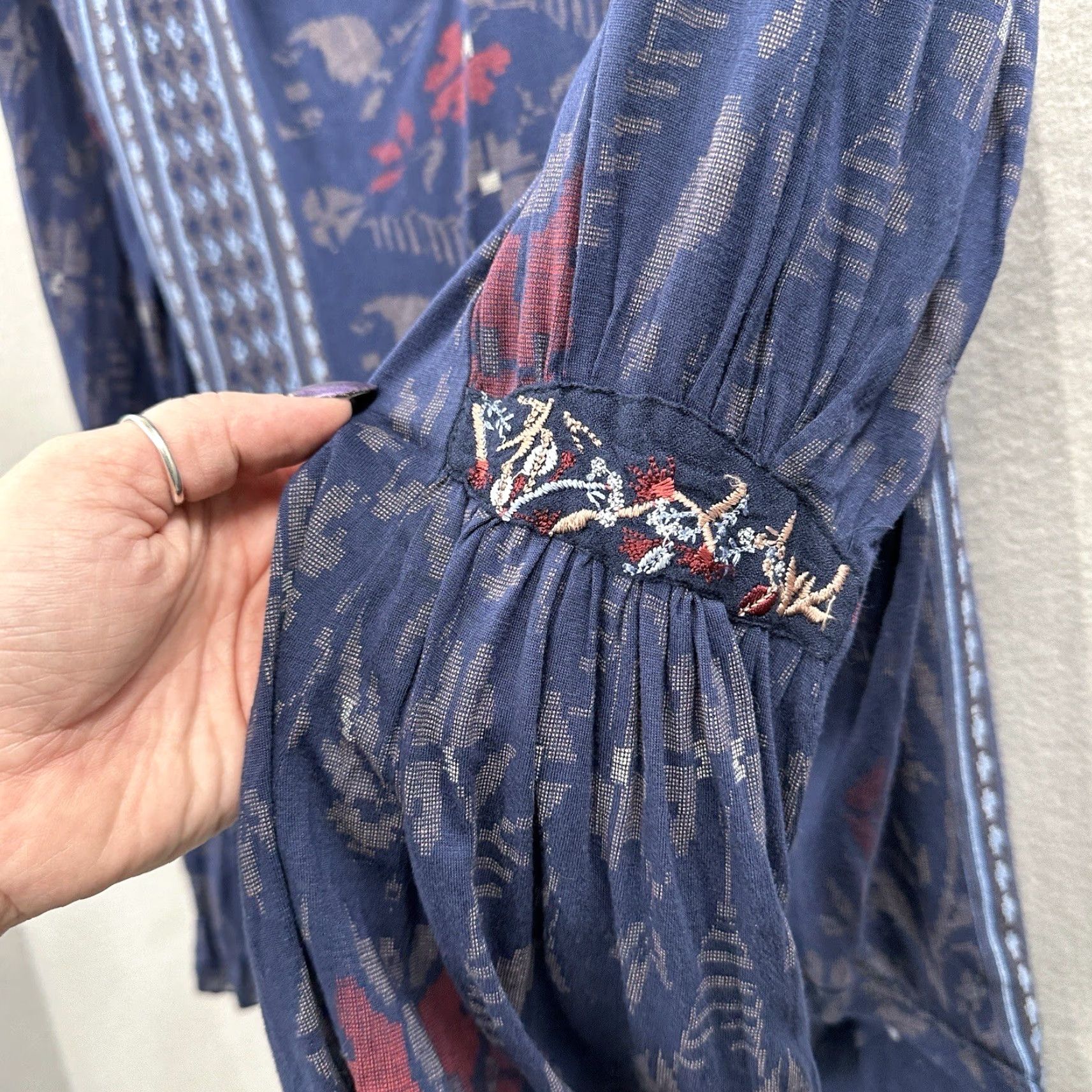 Lucky Brand Lucky Brand Blouse Shirt Womens Large Boho Tunic Long Sleeve Bell Sleeve V-Neck Knit Viscose Blue Floral Boho 70s 80s Modern Womens Size L / US 10 / IT 46 - 7 Thumbnail