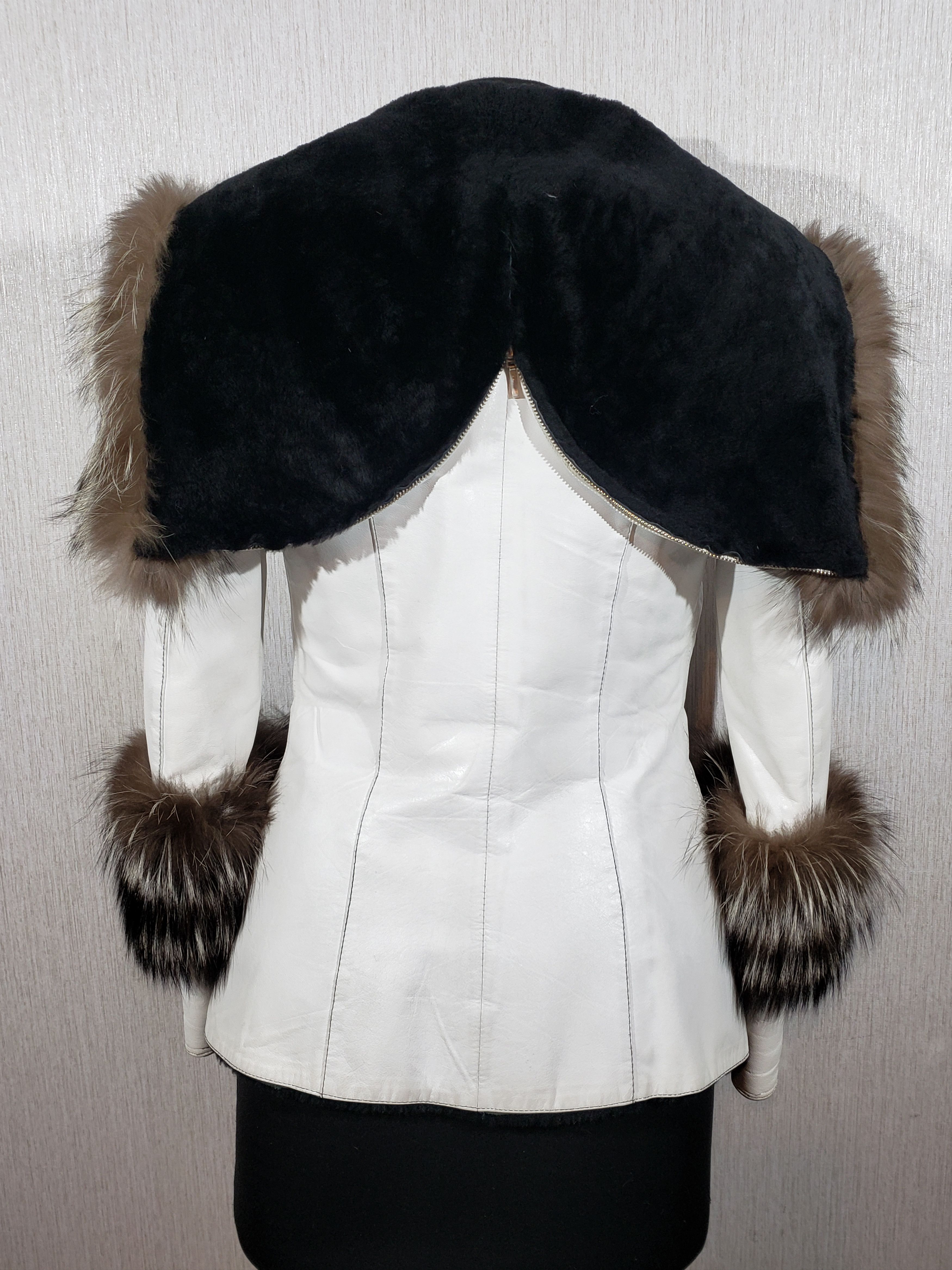 Other Wonderful women's warm fur jacket with a hood. Size S / US 4 / IT 40 - 6 Thumbnail