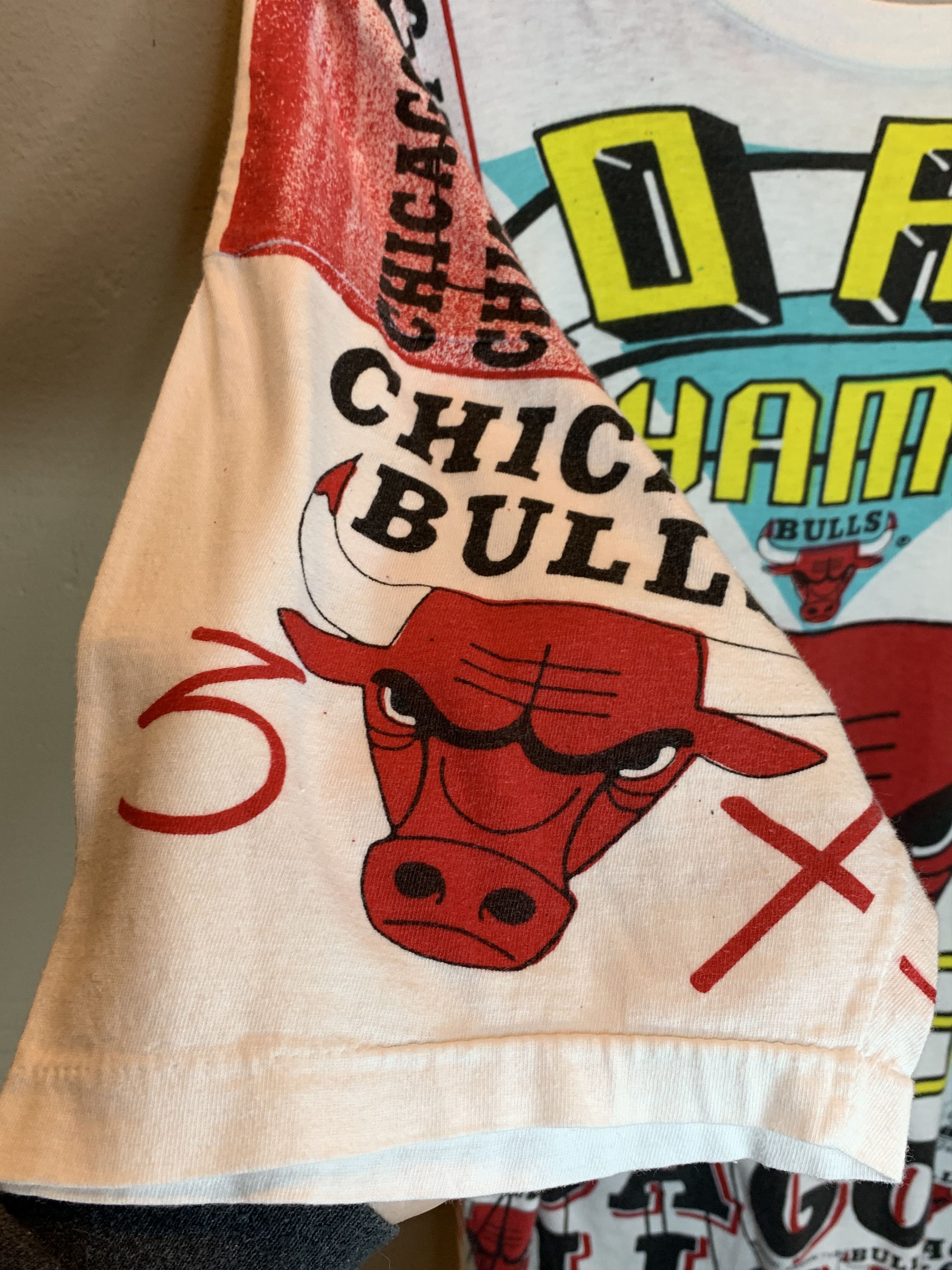 Vintage *RARE* Vintage 90s Chicago Bulls AOP NBA Magic Johnson Shirt Size US XL / EU 56 / 4 - 7 Thumbnail