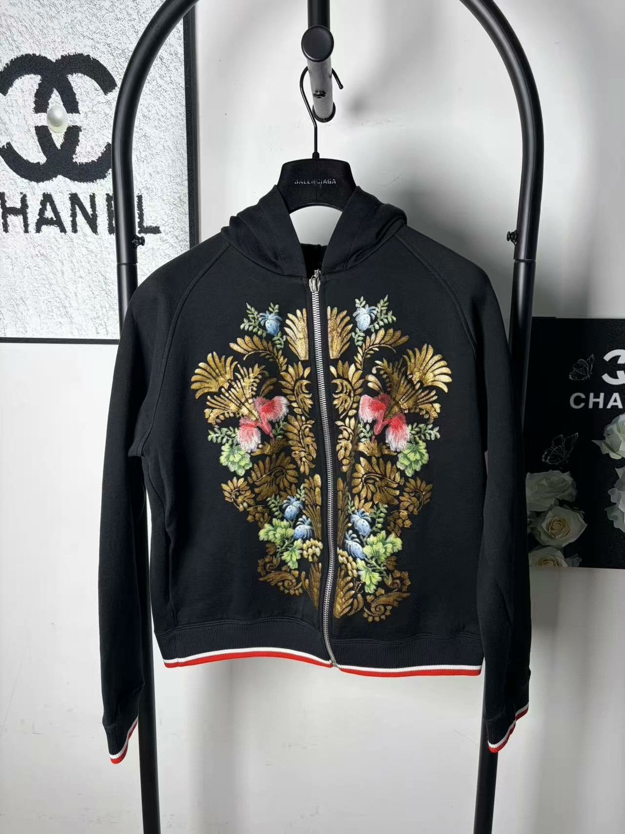 Louis Vuitton Louis Vuitton Embroidered White Jacket M Women Size M / US 6-8 / IT 42-44 - 1 Thumbnail