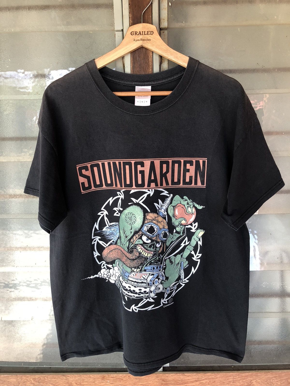 Band Tees Thrashed Vintage Badmotorfinger Fingaz4Life Sun Faded Tee Size US L / EU 52-54 / 3 - 2 Thumbnail