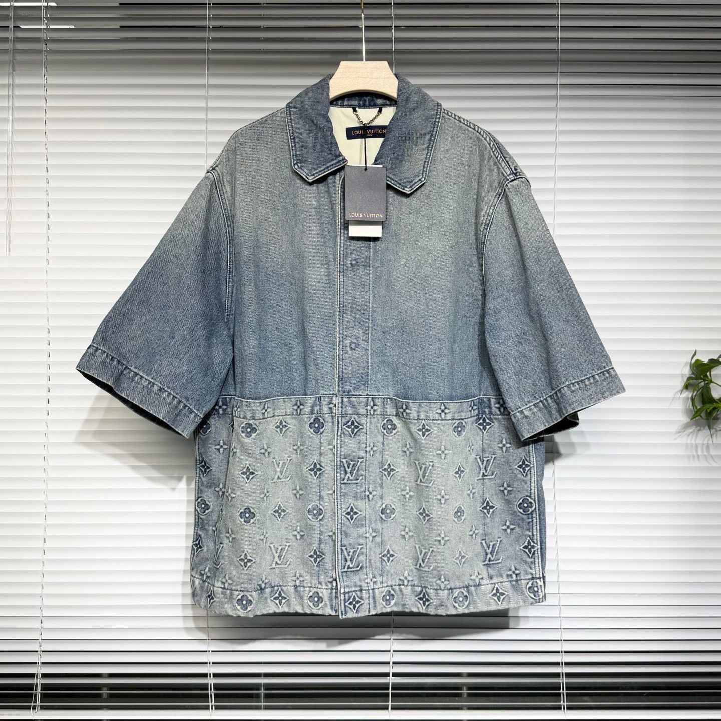 Louis Vuitton Louis Vuitton Denim Short-Sleeve Shirt Size US XL / EU 56 / 4 - 1 Thumbnail