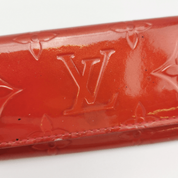 Louis Vuitton Louis Vuitton (LV) Patent leather solid color logo embossed Size ONE SIZE - 4 Thumbnail