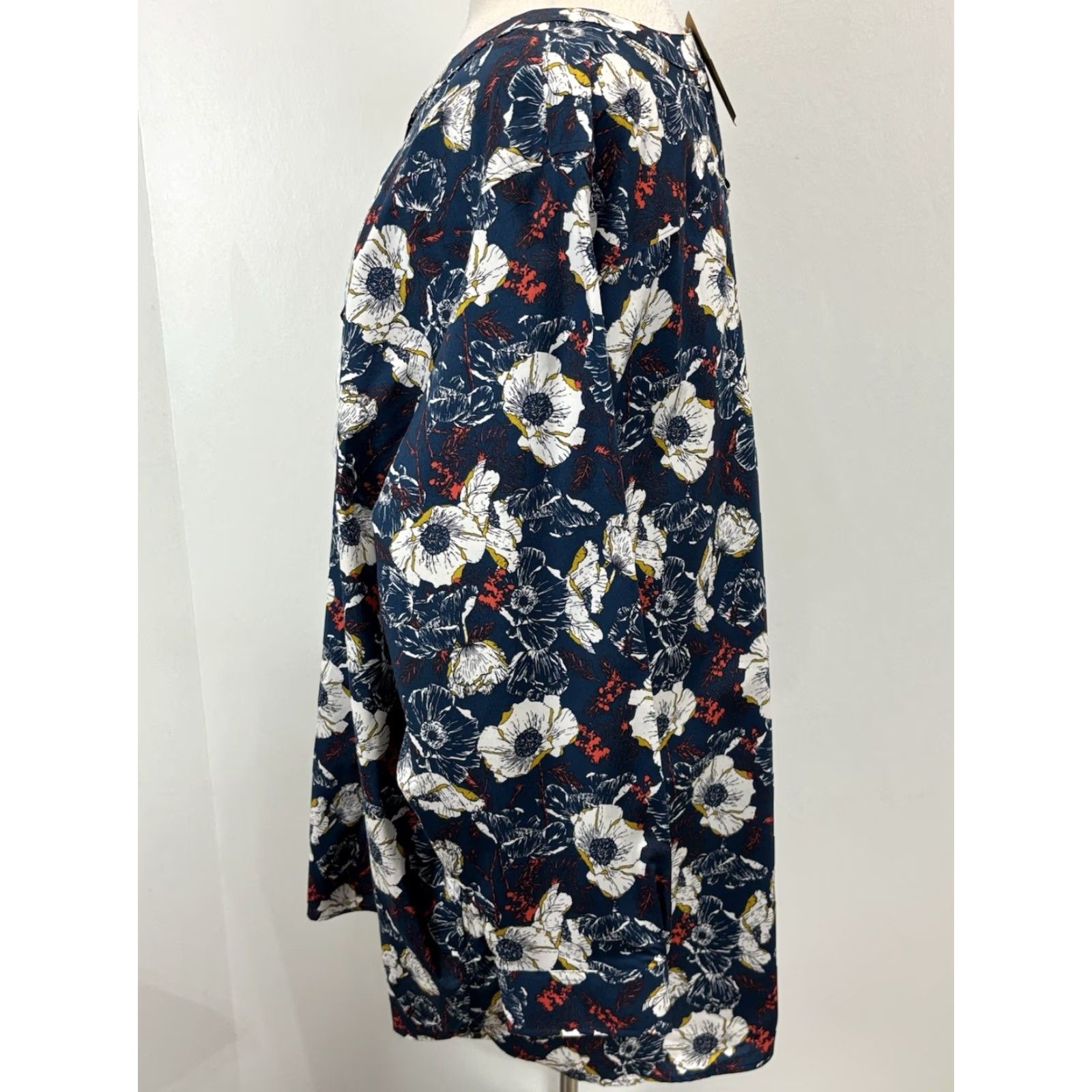 Vintage VINTAGE? No. Duluth Trading Co. Wrinklefighter Tunic Shirt Womens 4X Blue Floral Print Size XXL / US 16-18 / IT 52-54 - 2 Thumbnail