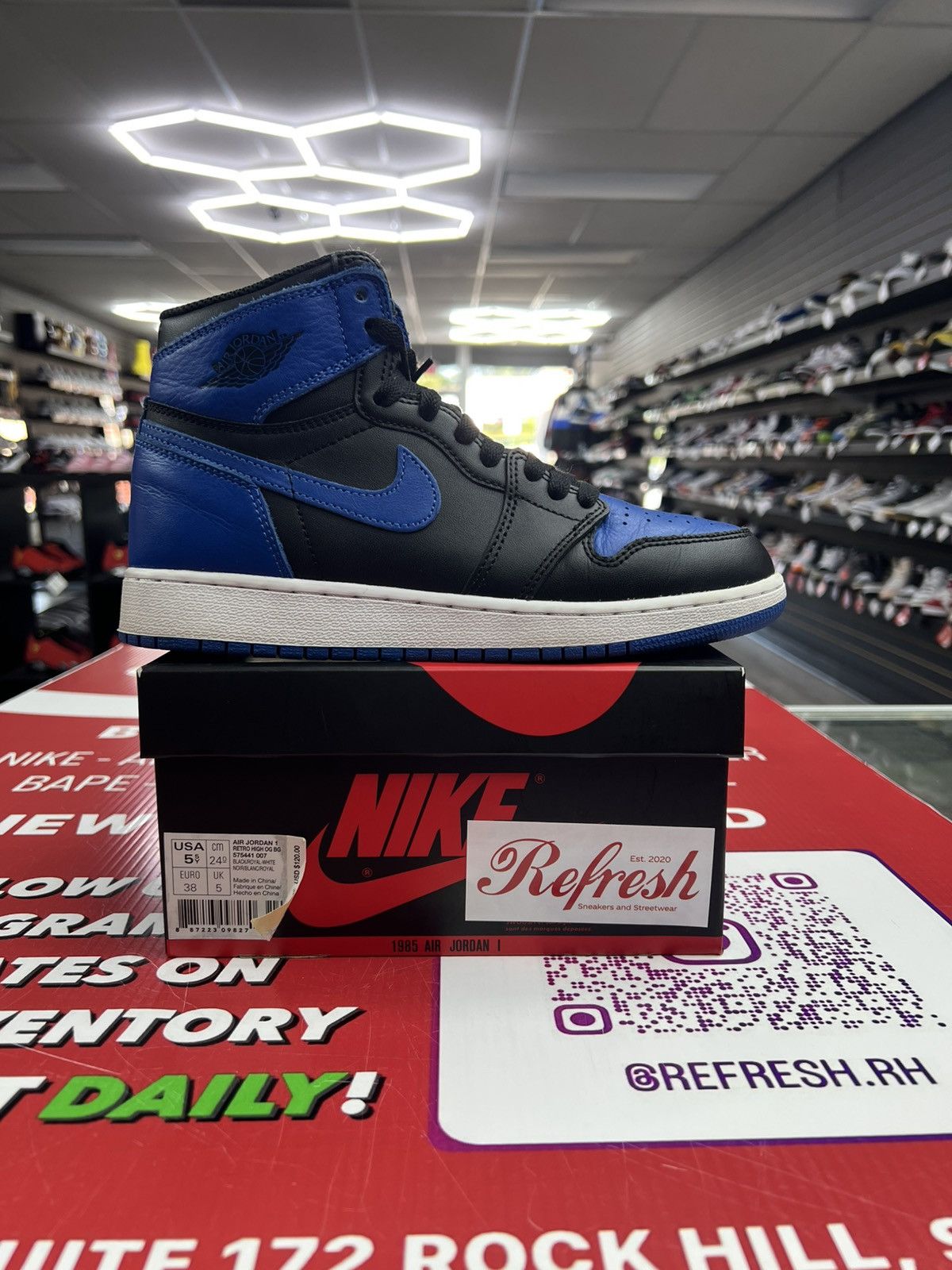 Jordan Brand Air Jordan 1 Royal 2017 Size 5.5y Size US 5.5 / EU 38 - 1 Thumbnail