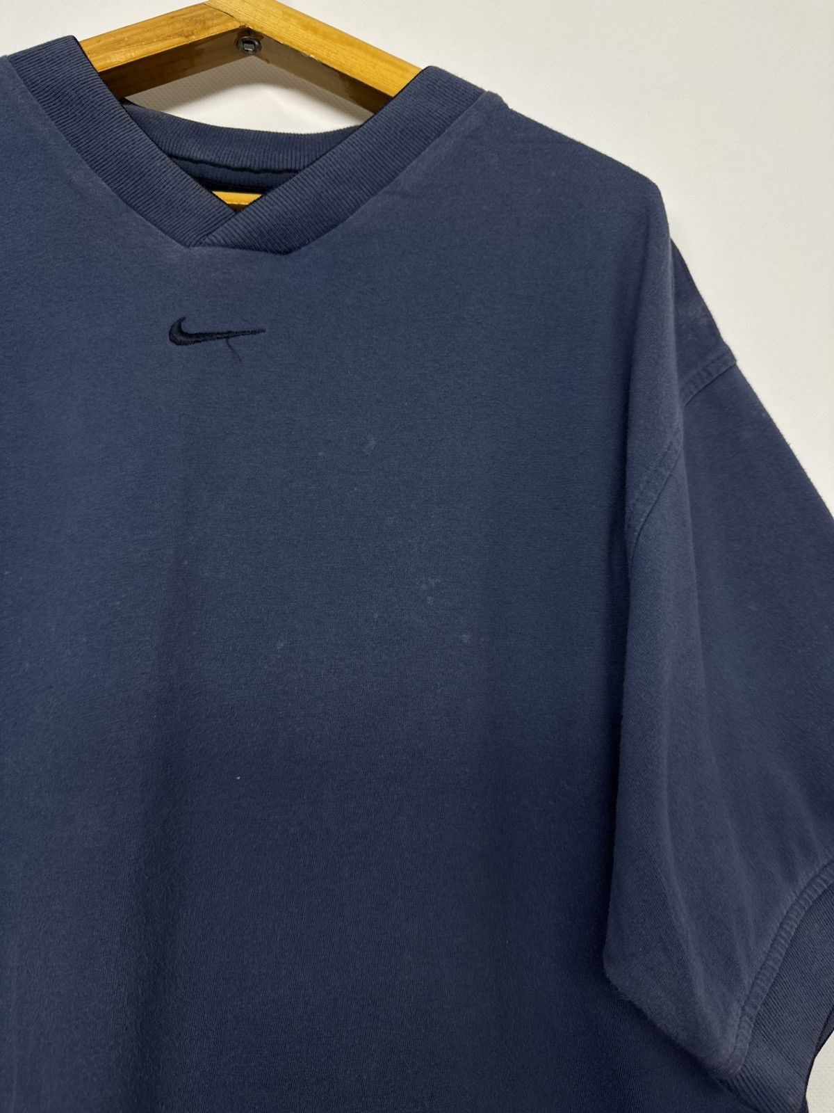 Nike Vintage Y2k Nike Center Swoosh Logo T-Shirt Size US XL / EU 56 / 4 - 9 Thumbnail