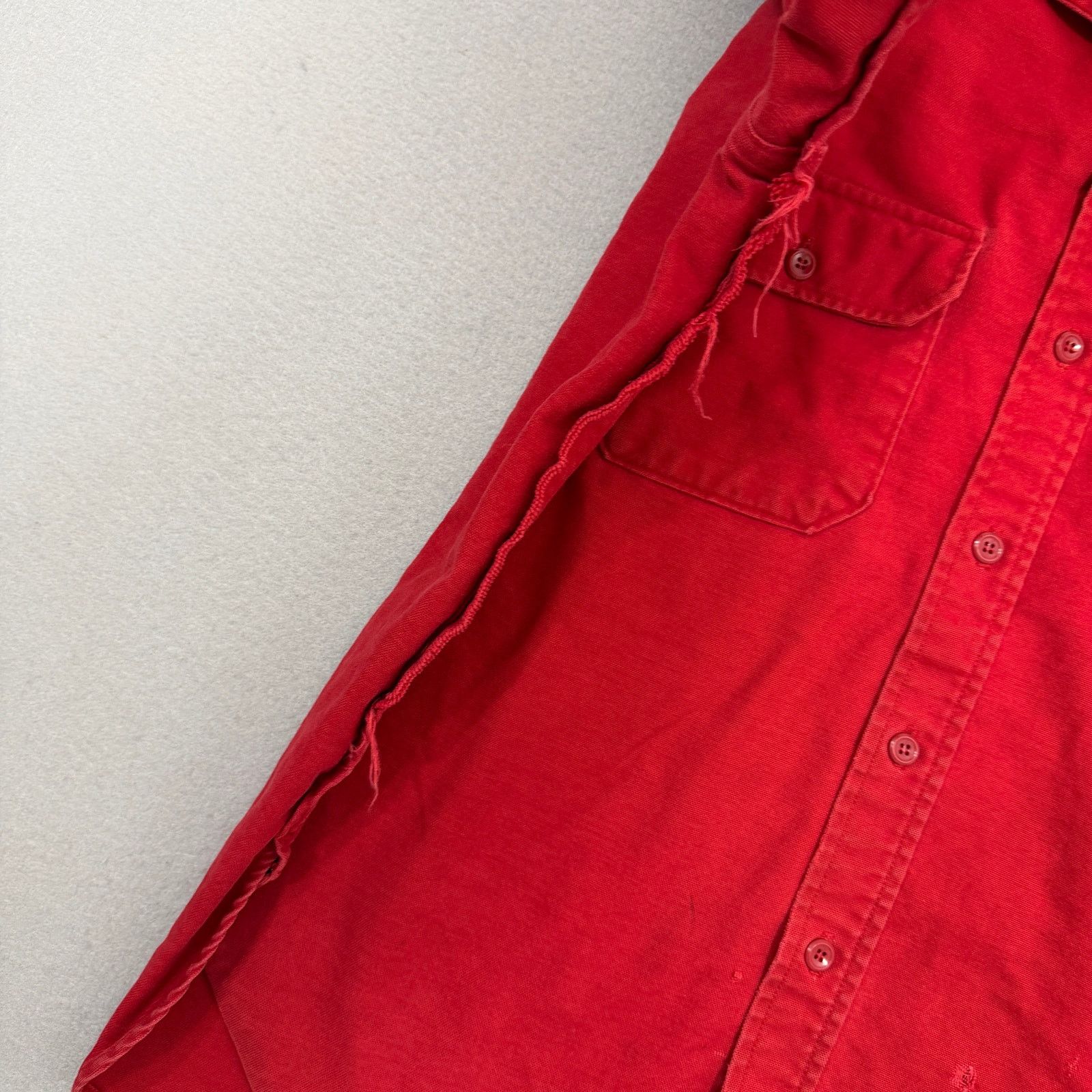 Vintage Vintage Woolrich Chamois Button Up Shirt Men's Large Red Size US L / EU 52-54 / 3 - 6 Thumbnail