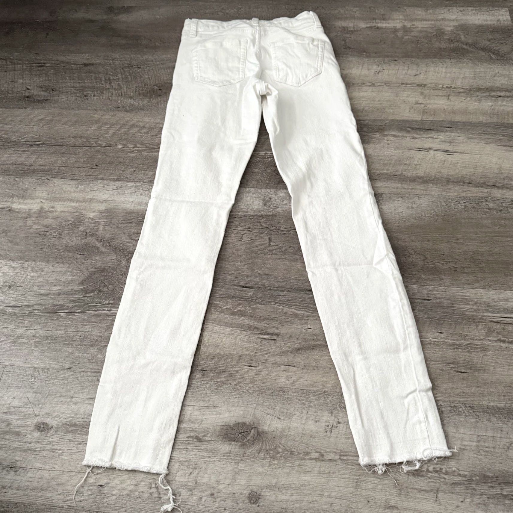 Vintage William Rast Jeans Womens Size 24 White Light Wash Skinny 5-Pocket Zip Size 42" / US 20 - 8 Thumbnail
