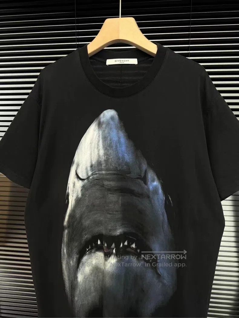 Givenchy Givenchy Shark Short Sleeve Size US XS / EU 42 / 0 - 2 Thumbnail