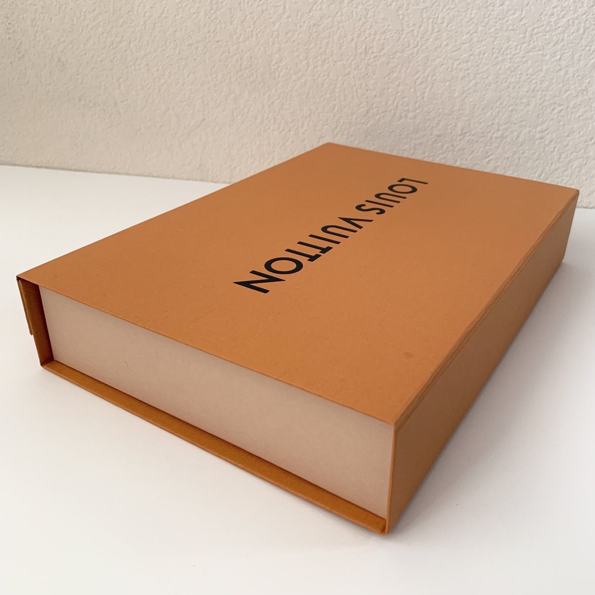 Louis Vuitton Louis Vuitton orange box magnetic closure Size ONE SIZE - 4 Thumbnail
