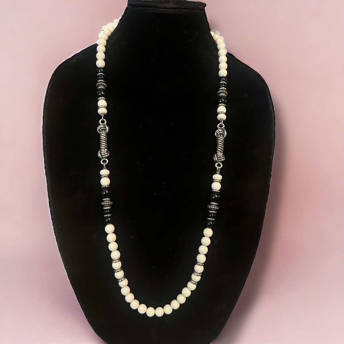 Other × Vintage Vintage 1928 white and black lucite bead necklace Size ONE SIZE - 1 Thumbnail