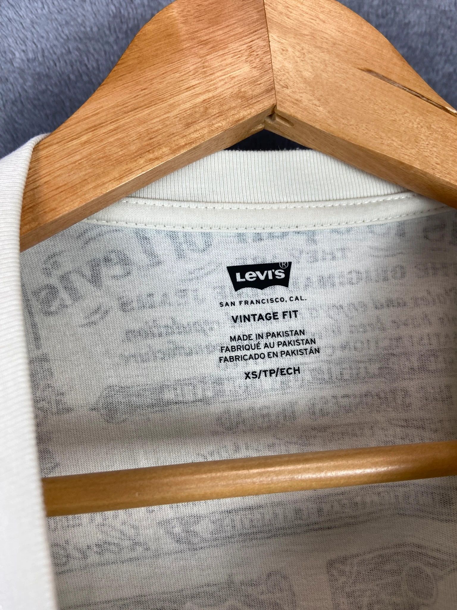 Levi's Levi’s S White Full Print Label Graphic Tee Vintage Style Size US S / EU 44-46 / 1 - 3 Thumbnail