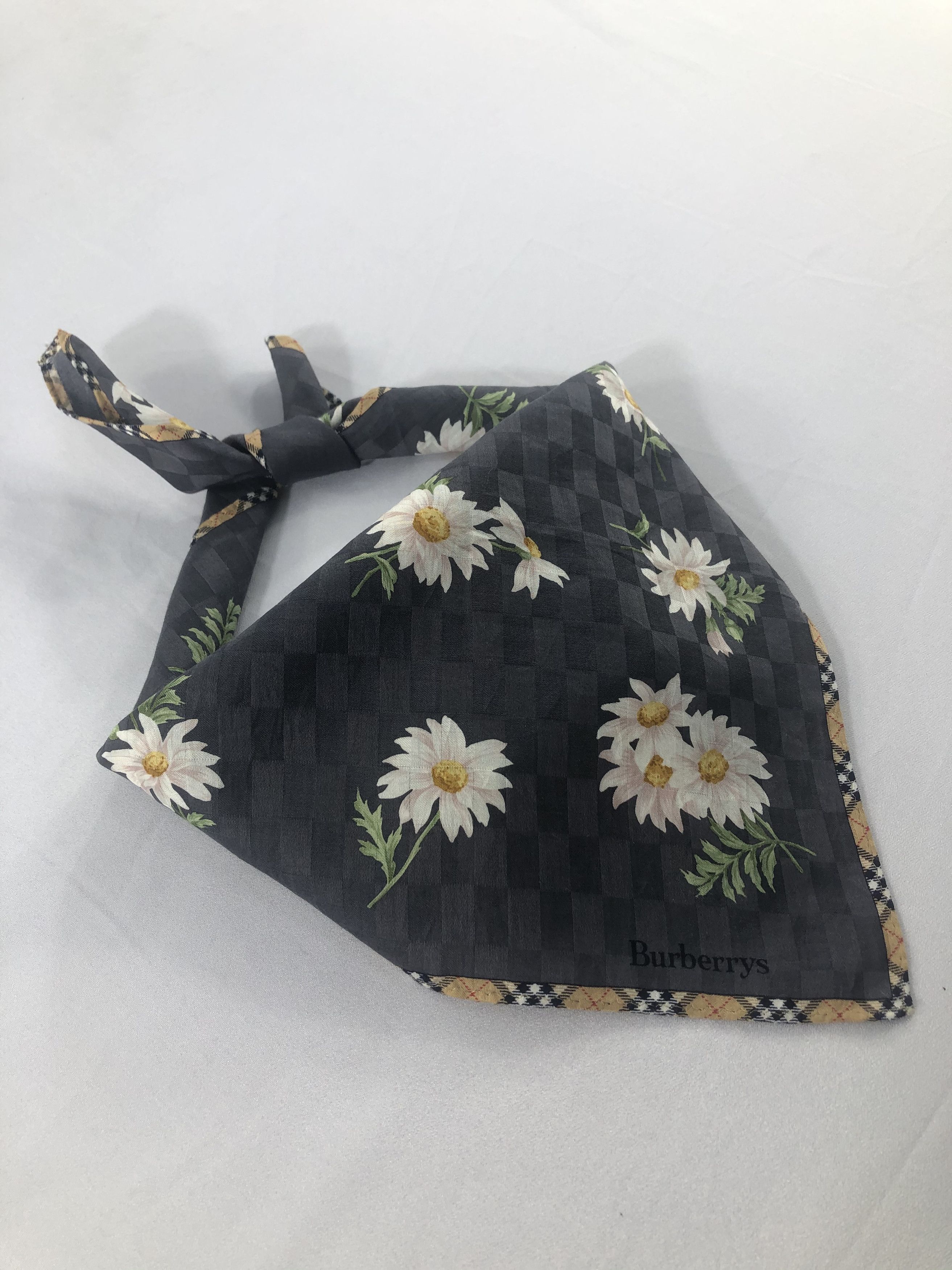 Burberry Burberrys Handkerchief / Bandana / Neckerchief Size ONE SIZE - 1 Thumbnail