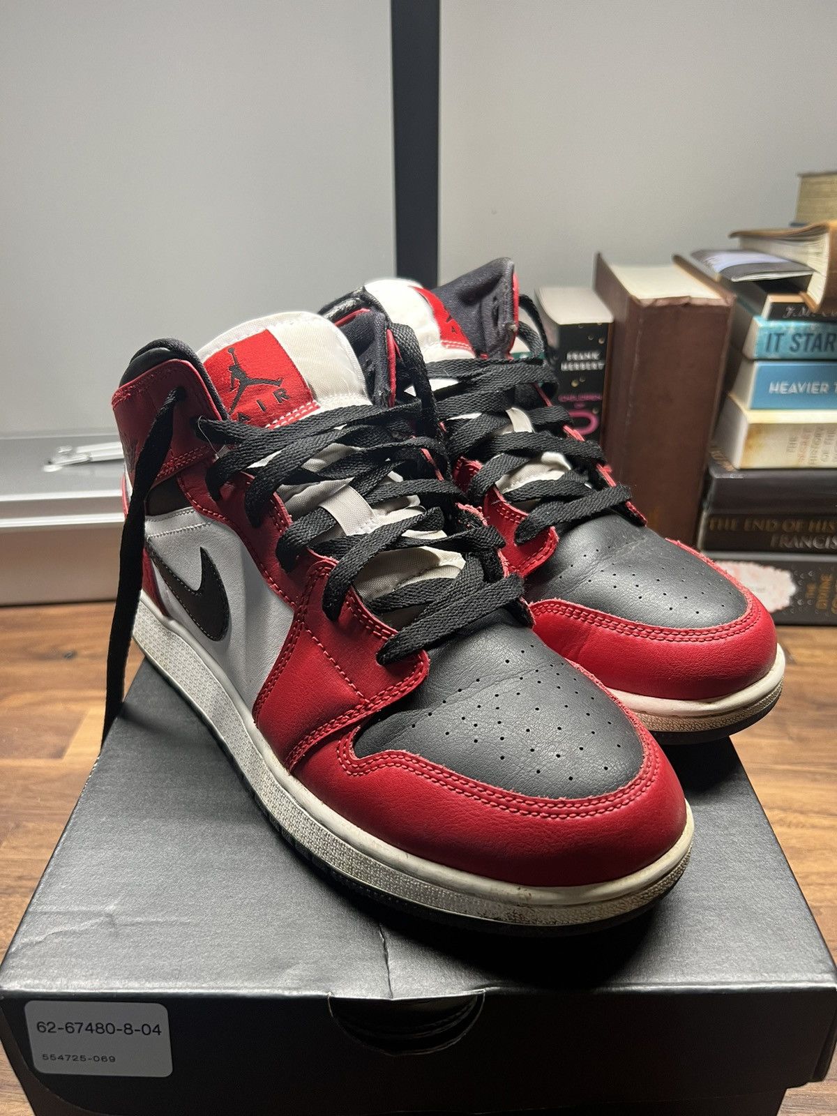 Nike Air Jordan 1 Mid Chicago Toe Size US 7 / EU 40 - 2 Thumbnail