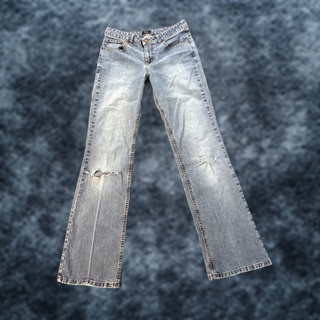 Mossimo VINTAGE Mossimo Jeans Bootcut Womens 28x30 Light Wash Distressed 30 Inseam Blue 90s Y2K Boots Cut Shoes? Size 28" / US 6 / IT 42 - 1 Thumbnail