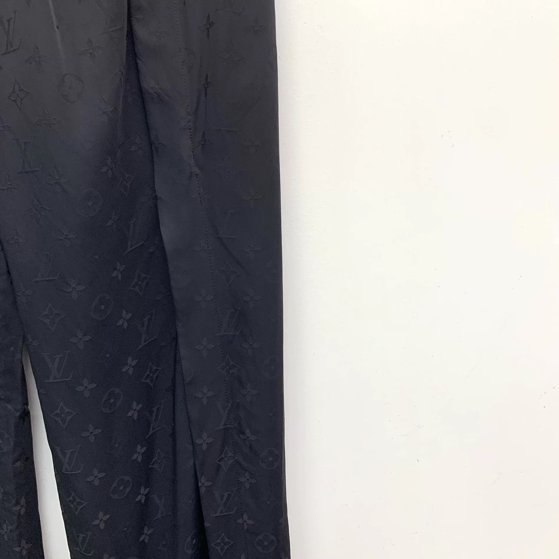 Louis Vuitton louis vuitton black logo jogger pants Size US 34 / EU 50 - 4 Thumbnail