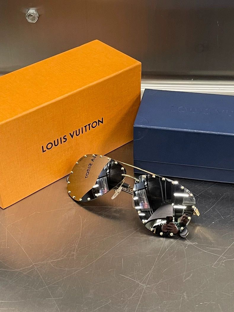 Louis Vuitton Louis Vuitton Aviator Sunglasses Size ONE SIZE - 1 Thumbnail