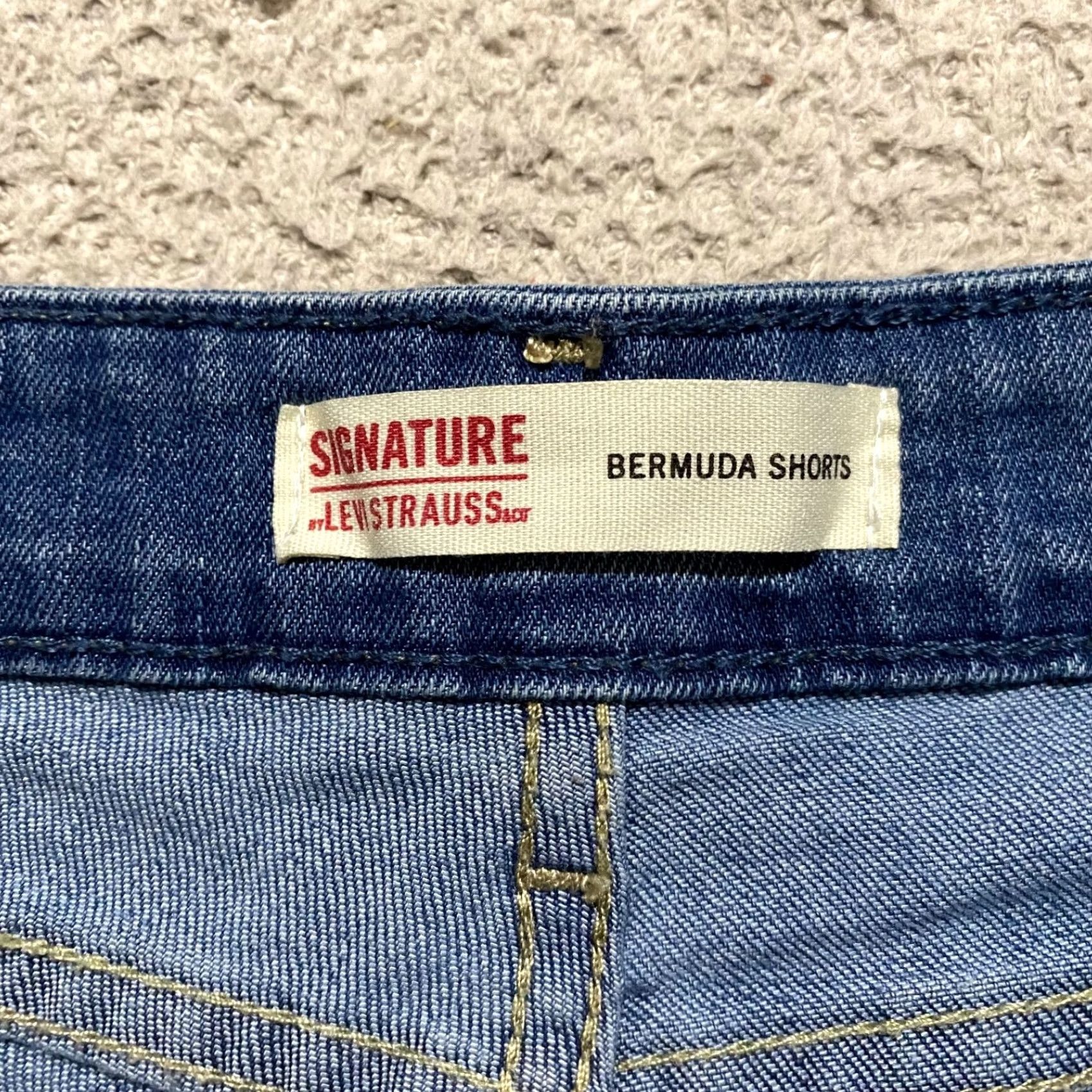 Levi's Levi's Signature Bermuda Jean Shorts Womens 2 Blue Denim Medium Wash Inseam 8" Size 26" / US 2 / IT 38 - 3 Thumbnail