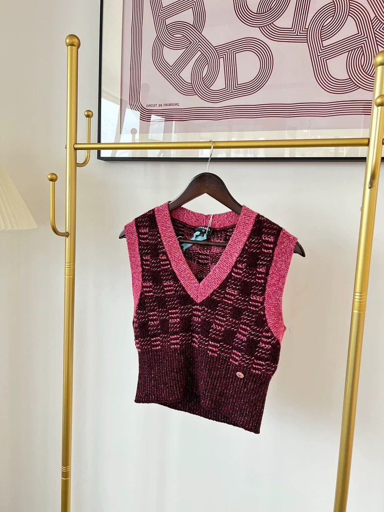 Chanel Chanel Rose-red plaid V-neck cashmere knitted vest Size XS / US 0-2 / IT 36-38 - 1 Thumbnail