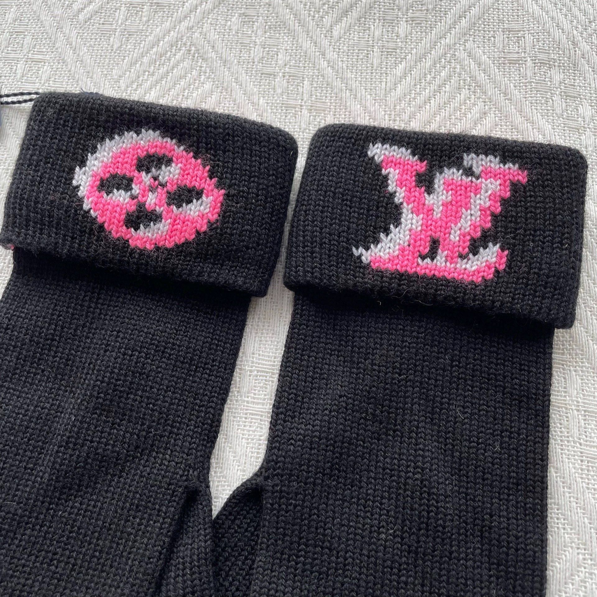 Louis Vuitton LV Women's KnitWool Gloves Black NWT (20.7x8.5) Size ONE SIZE - 3 Thumbnail
