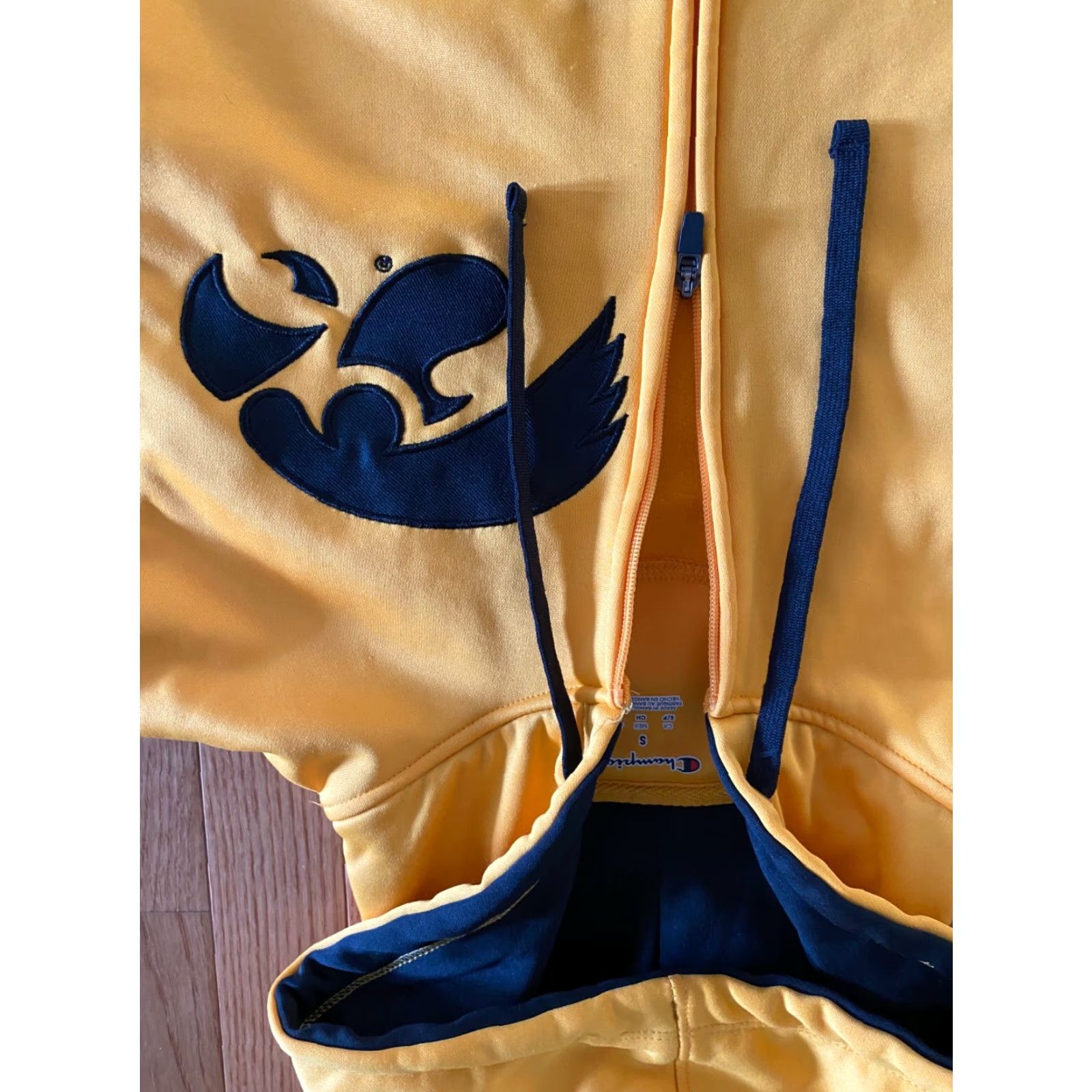 Champion VINTAGE Champion Iowa Hawkeyes Windbreaker Jacket Mens Size S Gold Zip Black Pullover Zipper Fashion Windbreaker Size US S / EU 44-46 / 1 - 3 Thumbnail