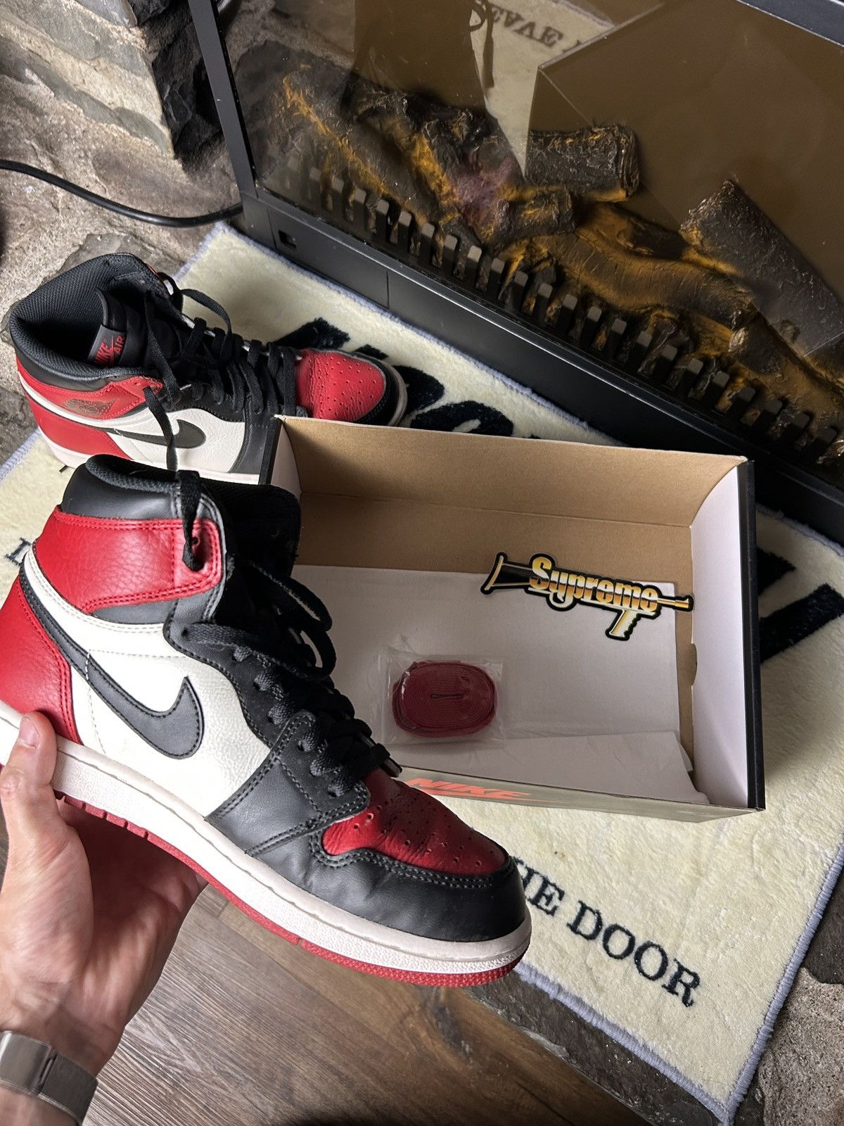 Jordan Brand Jordan 1 bred toe Size US 9 / EU 42 - 2 Thumbnail