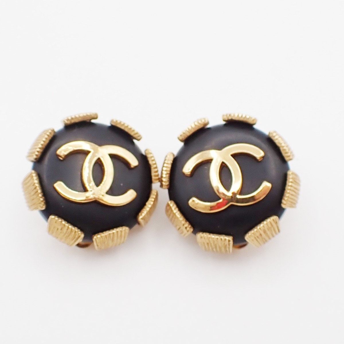 Chanel Gold Plated Vintage CC Round Clip-on Earrings Gold