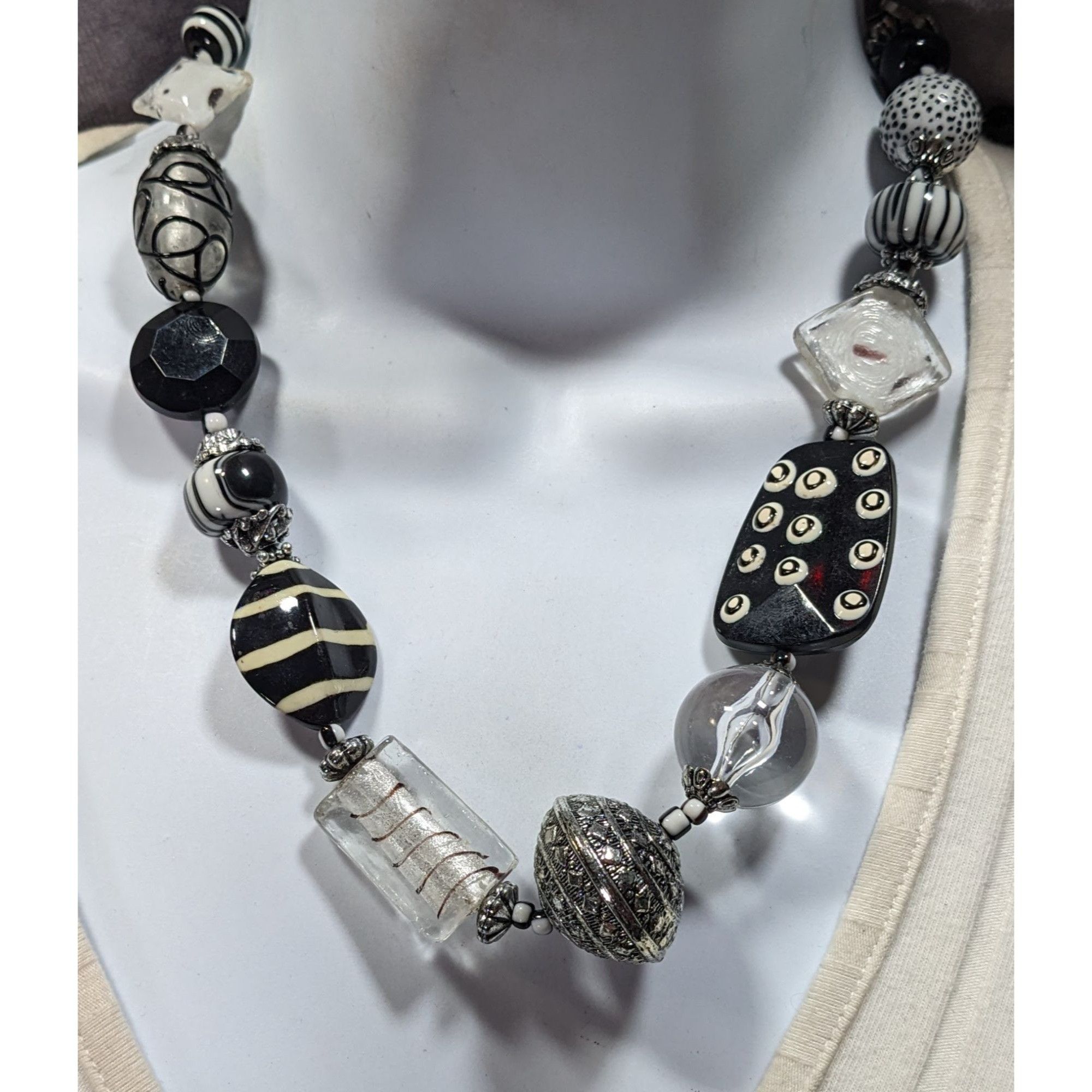 Handmade Handmade Chunky Abstract Black And White Glass Beaded Neckla Size ONE SIZE - 2 Thumbnail