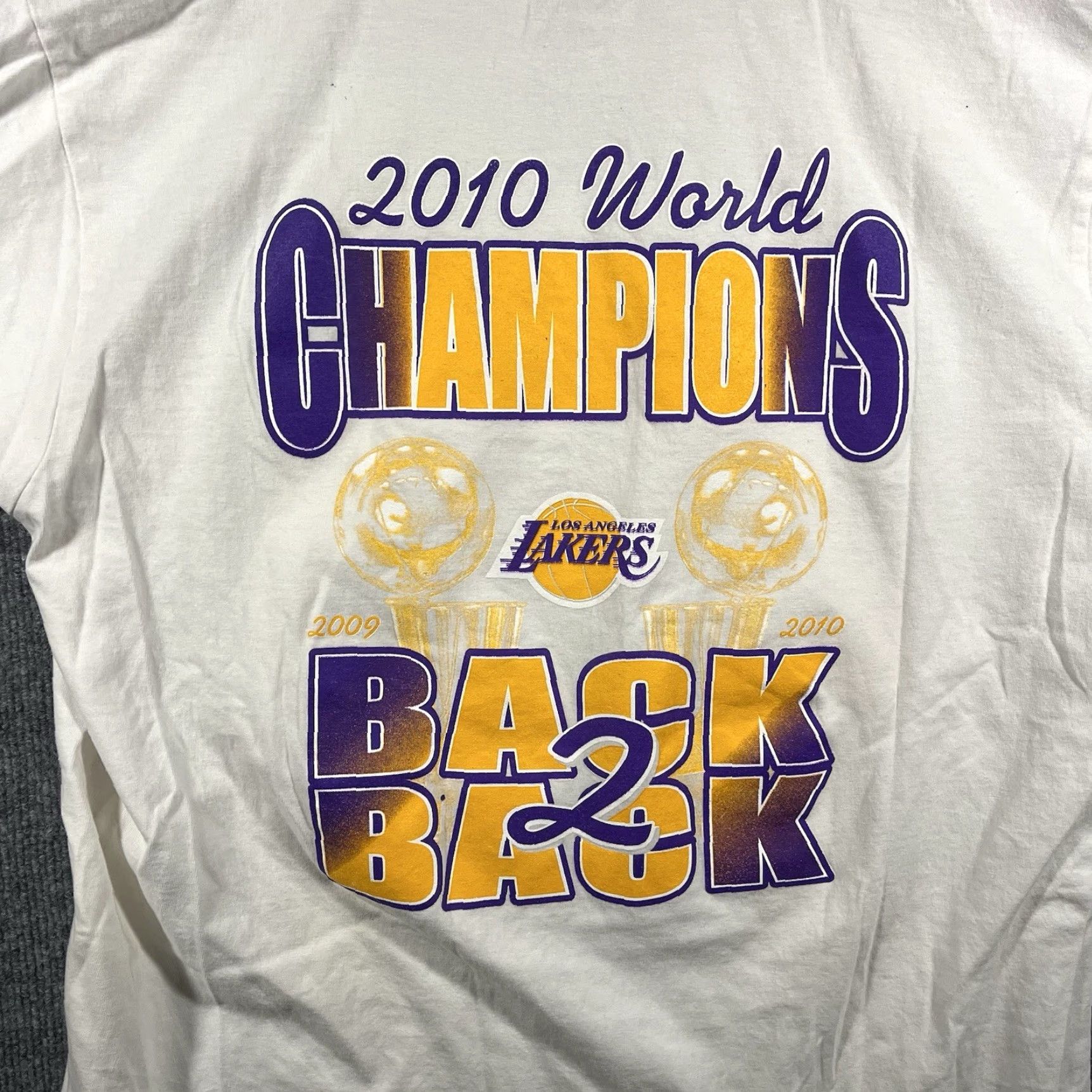 NBA VINTAGE Kobe Bryant Lakers Back 2 Back NBA Champions T-Shirt XL White Double-Sided Size US XL / EU 56 / 4 - 4 Thumbnail