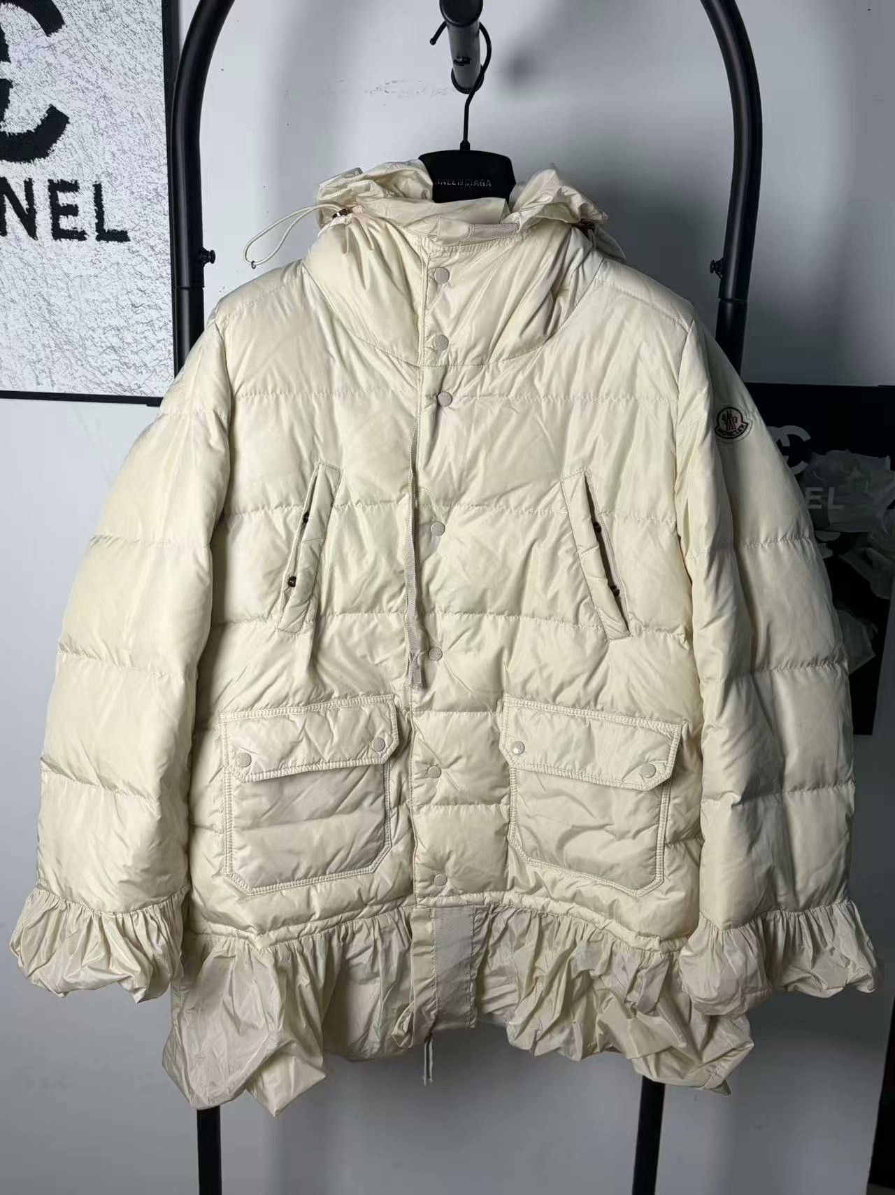 Moncler Moncler Retro Down White Down Jacket L Women Size L / US 10 / IT 46 - 1 Thumbnail