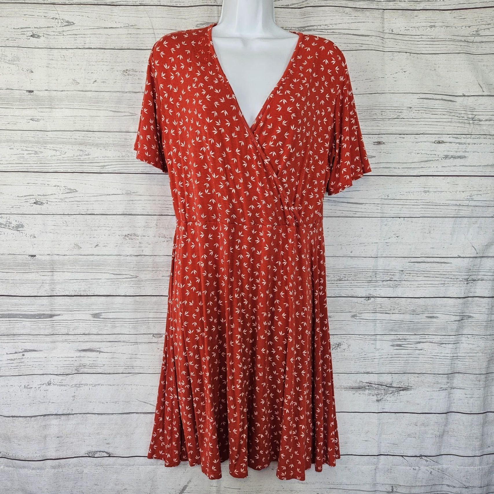 Vintage VINTAGE 41 Hawthorn Womens Faux Wrap Dress XL Red White Short Sleeve V-Neck Rayon Dress Womens XL Red White Faux Wrap Knee Length Size 40" / US 18 - 2 Thumbnail