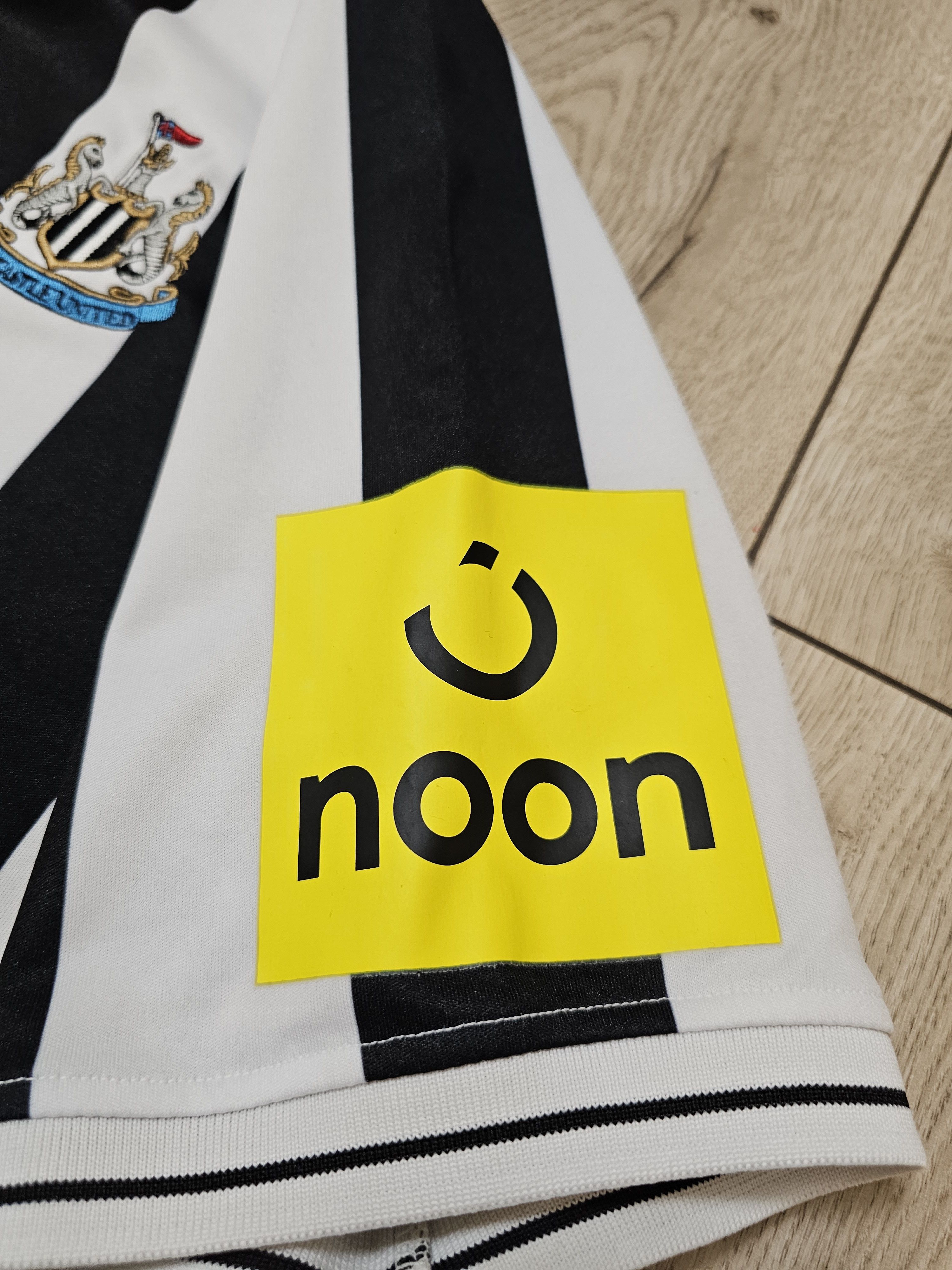 Other NEWCASTLE UNITED 2022 2023 HOME FOOTBALL SHIRT SOCCER JERSEY Size US XL / EU 56 / 4 - 6 Thumbnail