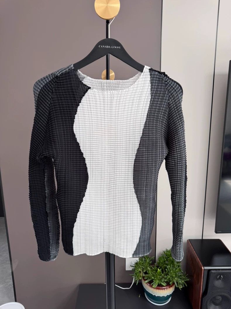 Issey Miyake Issey Miyake size:one size Black and white bubble top Size XS / US 0-2 / IT 36-38 - 1 Thumbnail