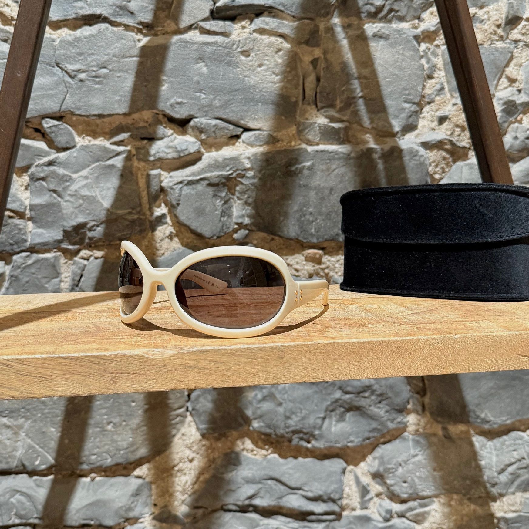 Gucci Gucci 1381 Beige Shield Frame Injection Sunglasses Size ONE SIZE - 1 Thumbnail