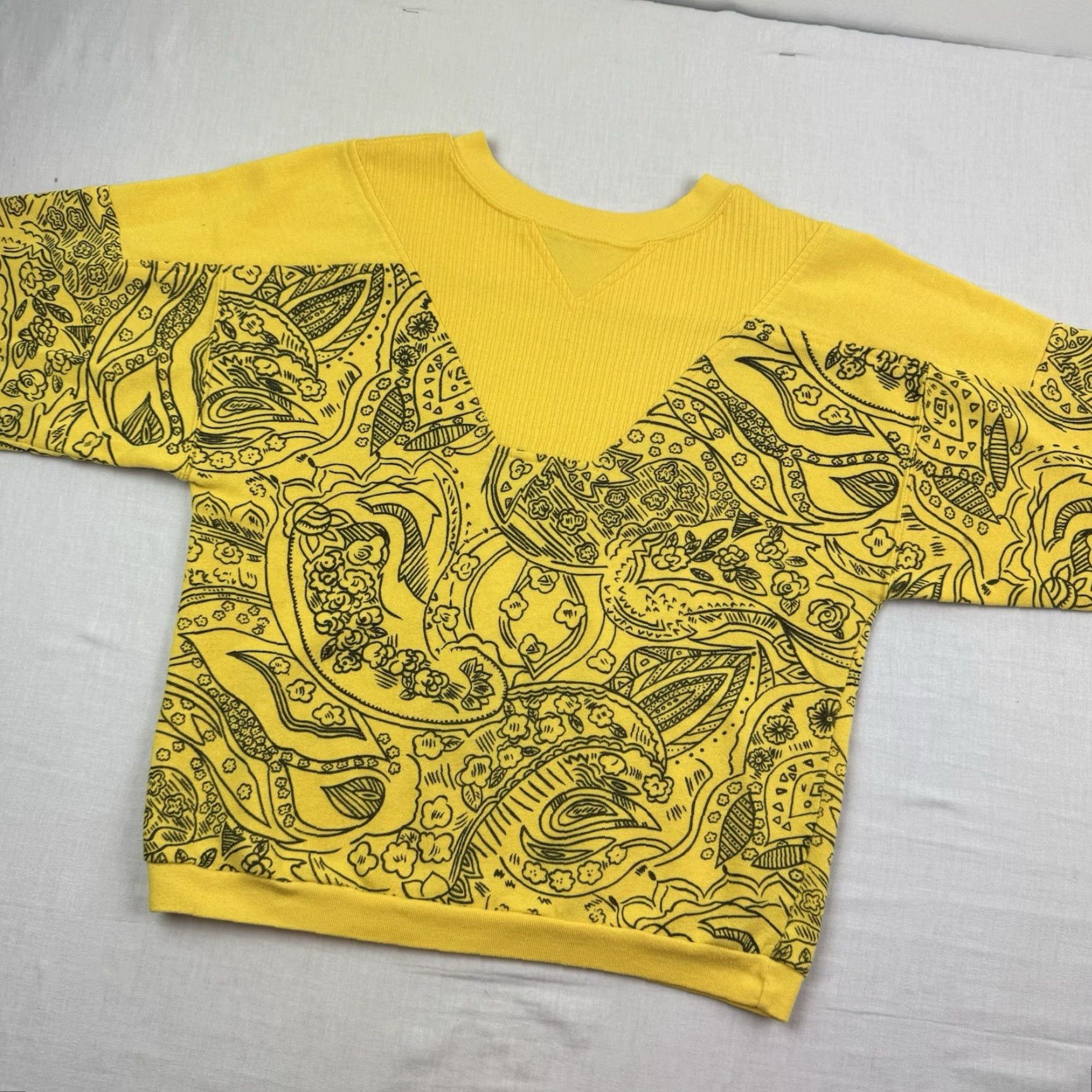 Vintage VINTAGE Variations Sweatshirt Women’s Small Yellow Paisley All-Over Print 1980s Crewneck Pullover Size S / US 4 / IT 40 - 2 Thumbnail