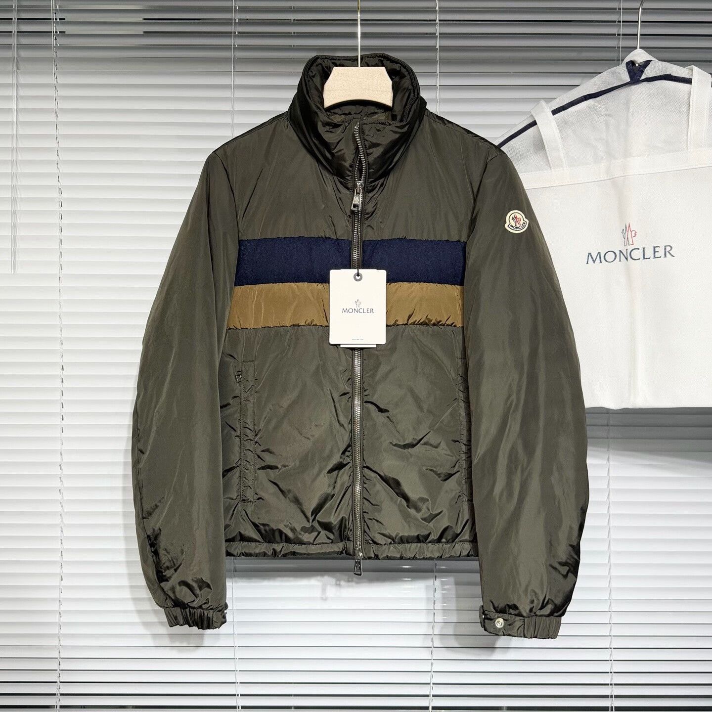 Moncler moncler green down jacket with logo Size US M / EU 48-50 / 2 - 1 Thumbnail