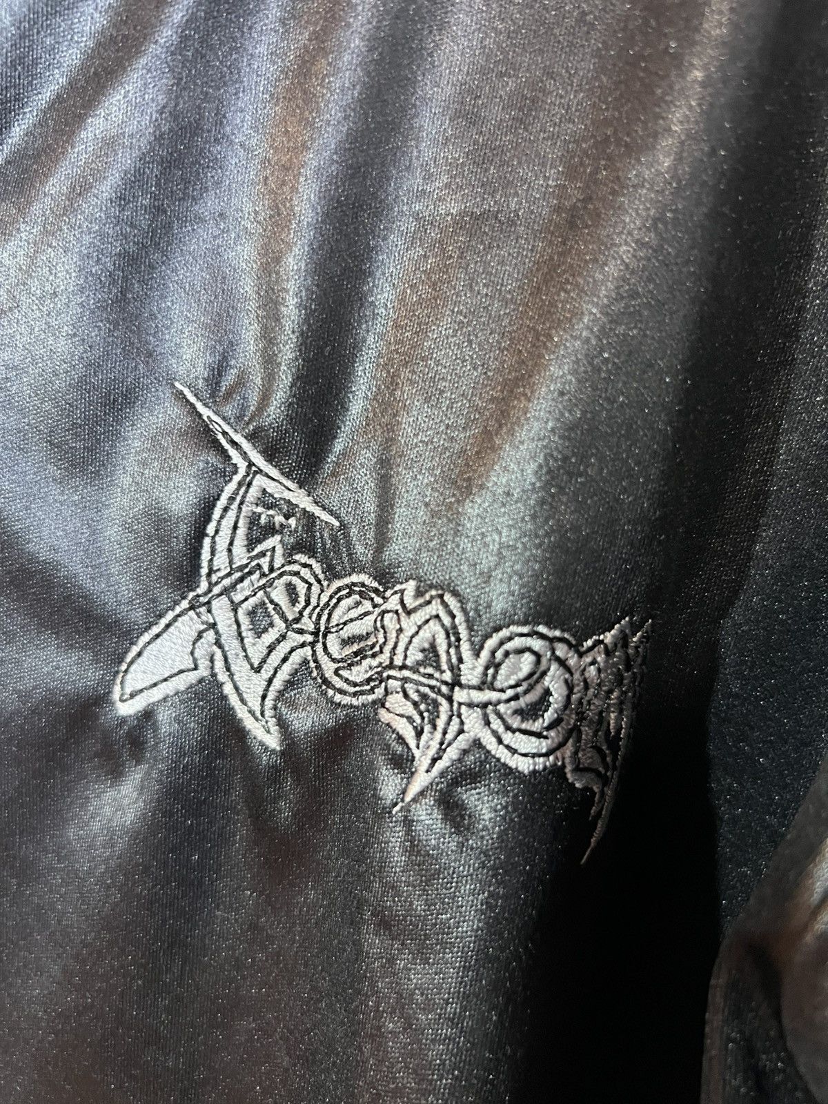 Band Tees vintage Venom 96 silky embroidered shirt Size US L / EU 52-54 / 3 - 3 Thumbnail