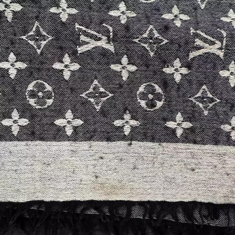 Louis Vuitton Louis Vuitton Reversible wool mulberry silk blend shawl sc Size ONE SIZE - 4 Thumbnail