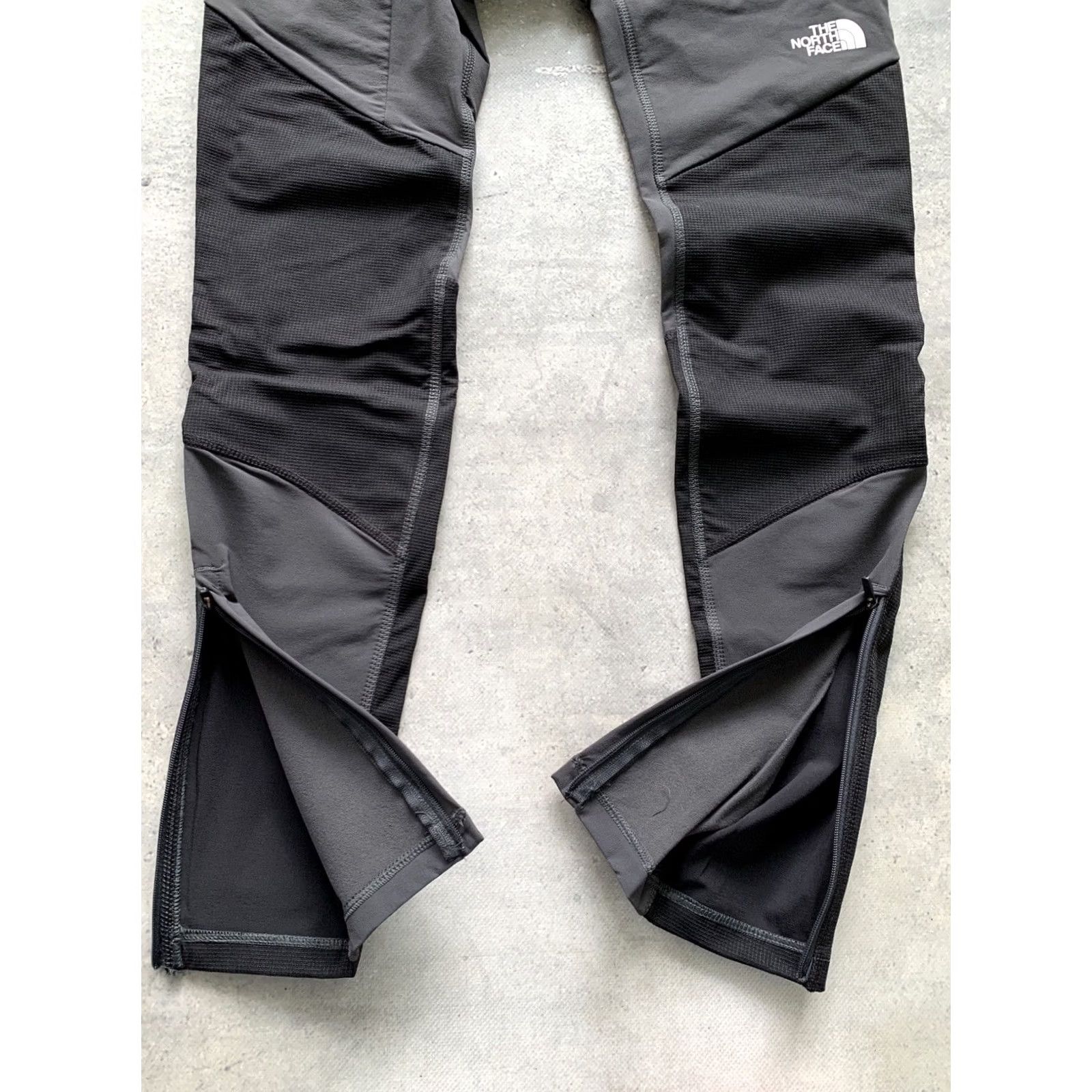 The North Face THE NORTH FACE Felik Tight Leggings Women’s 4 Black Activewear Star, Outdoor, Sports, Track Pants Women Size 27" / US 4 / IT 40 - 6 Thumbnail
