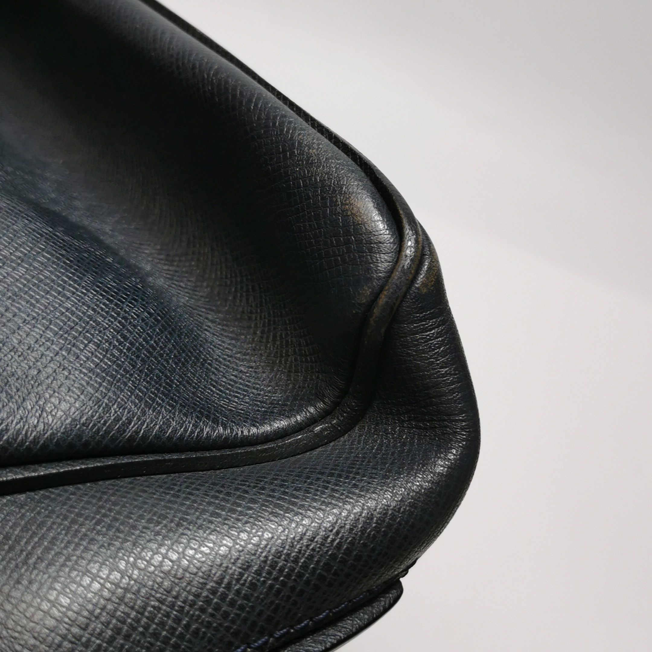 Louis Vuitton Louis Vuitton (LV) Taiga leather solid color flap letter lo Size ONE SIZE - 4 Thumbnail
