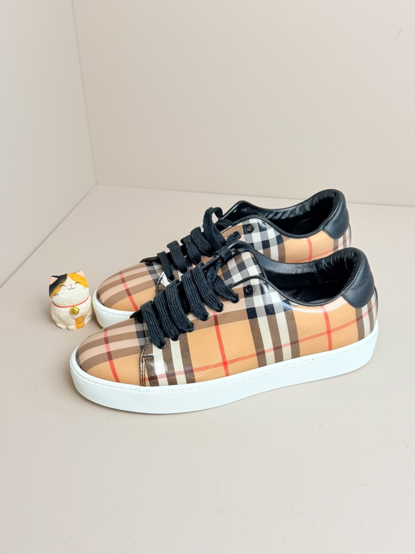 Burberry Burberry Plaid Lowtop Sneakers us_6 Women Size US 6 / IT 36 - 1 Thumbnail