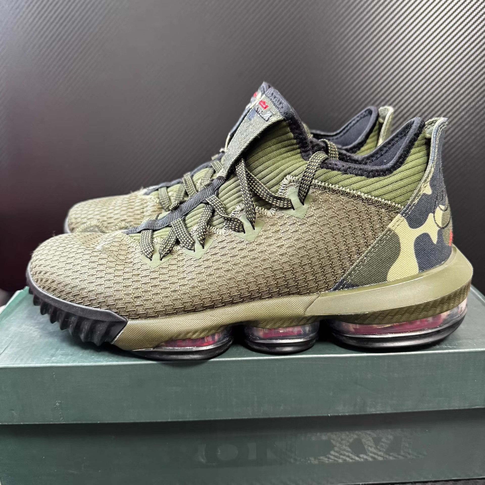 Nike Nike LeBron 16 Low Q11 Size US 9.5 / EU 42-43 - 1 Thumbnail