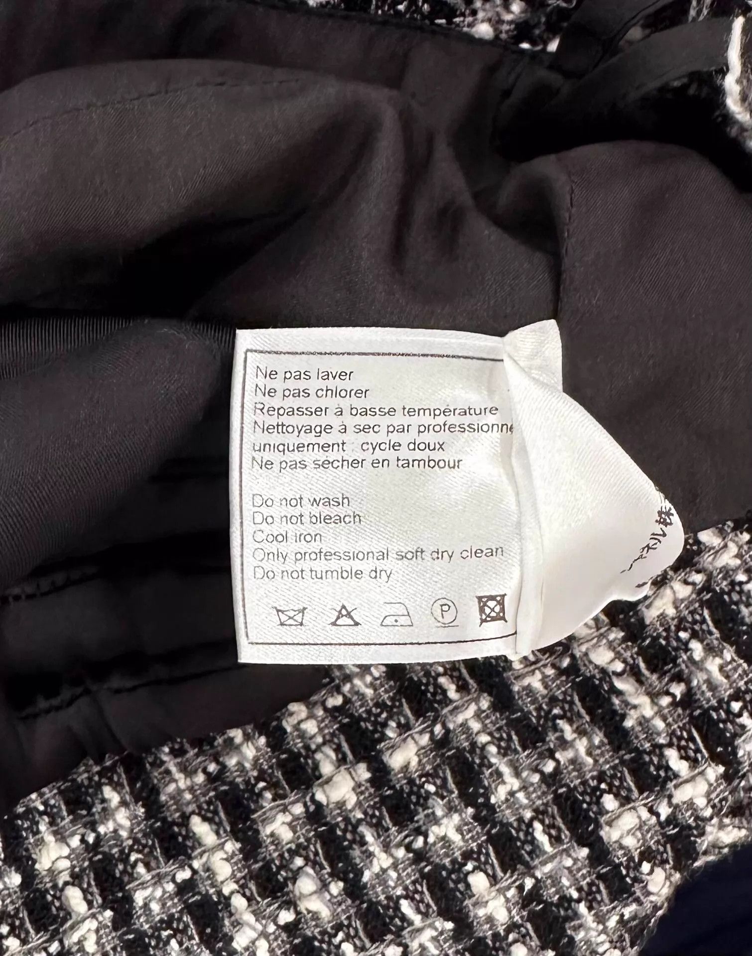 Chanel Chanel Wool Tweed B&W Crystal CC Button Skirt 34 Size 25" / US 0 / IT 36 - 8 Thumbnail